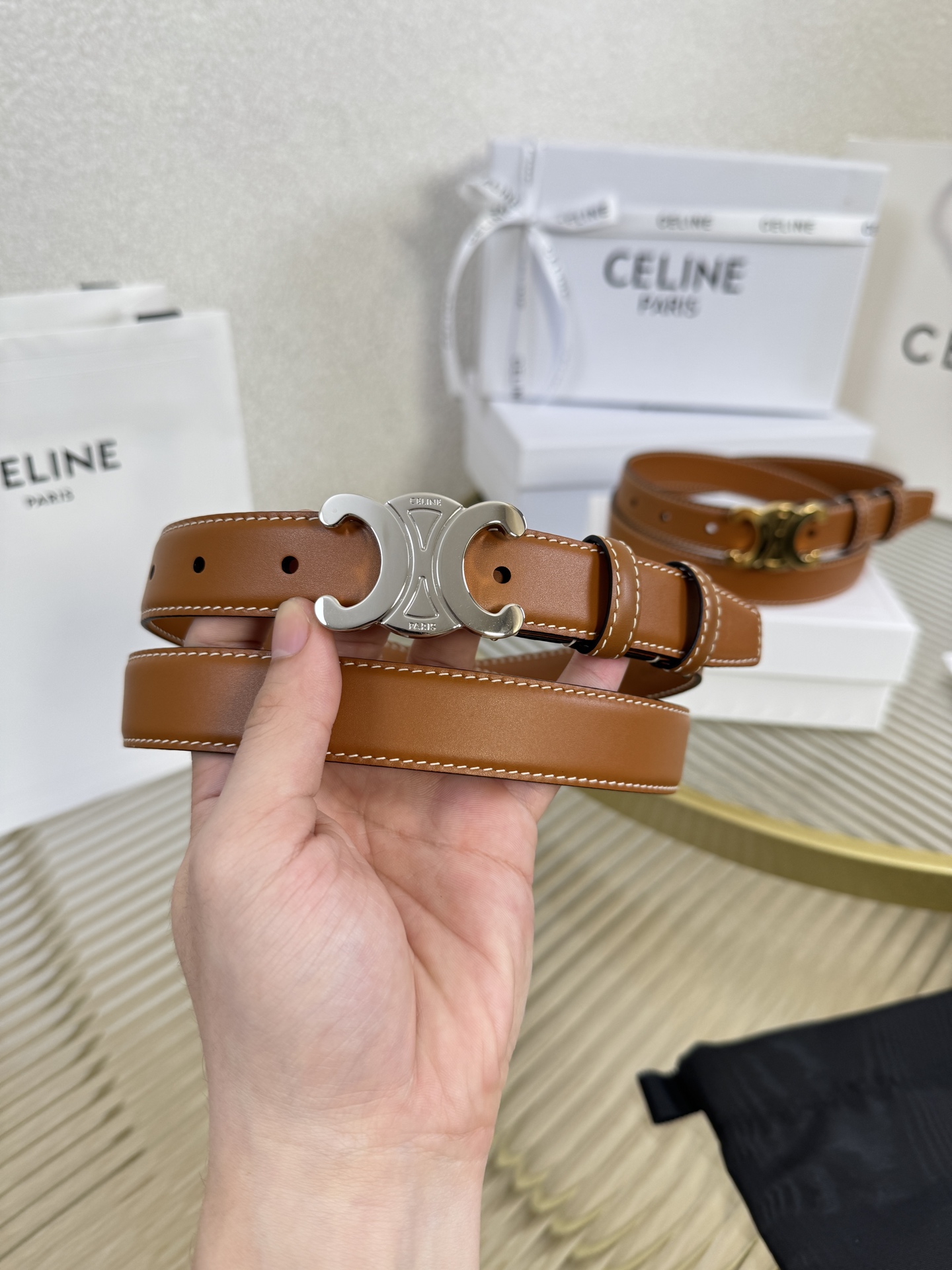 赛琳女装原单新款宽度:2.5cm精品凯旋门铜扣，正品复刻进口精选优质头层小牛皮，全粒面小牛皮，正版烫金l