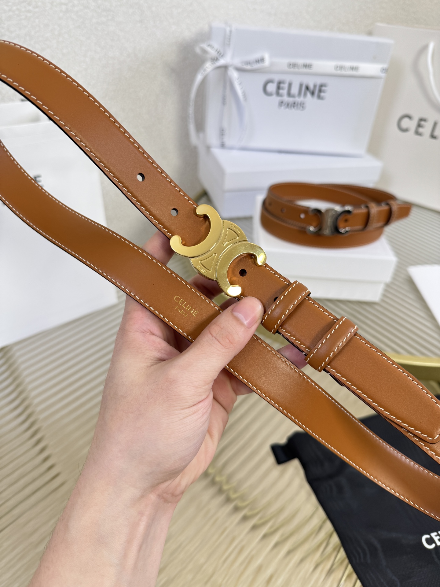 赛琳女装原单新款宽度:2.5cm精品凯旋门铜扣，正品复刻进口精选优质头层小牛皮，全粒面小牛皮，正版烫金l