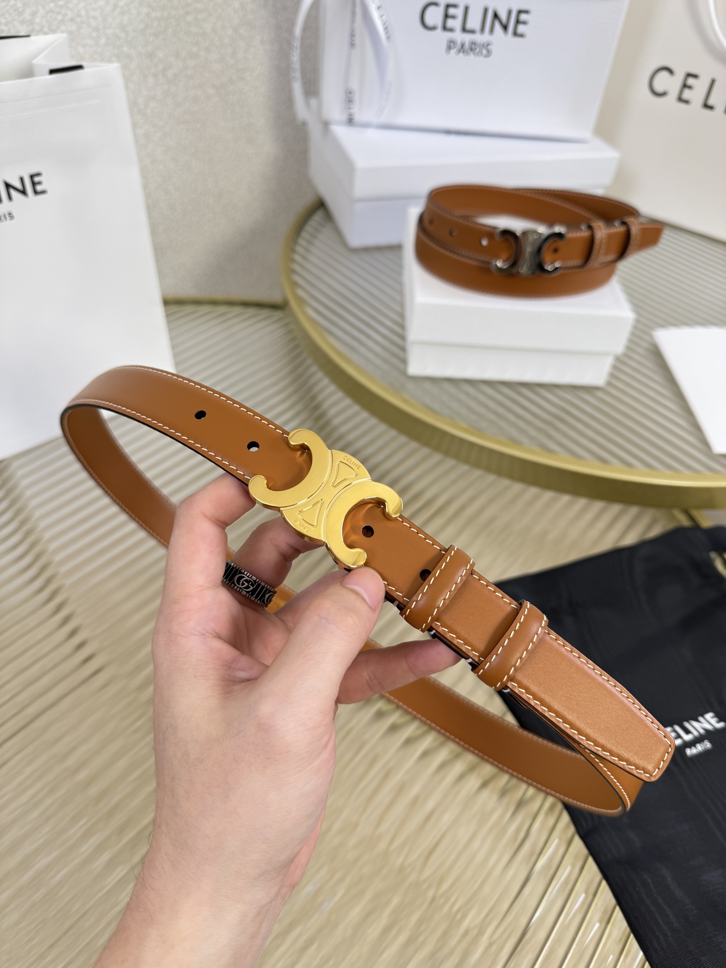 赛琳女装原单新款宽度:2.5cm精品凯旋门铜扣，正品复刻进口精选优质头层小牛皮，全粒面小牛皮，正版烫金l