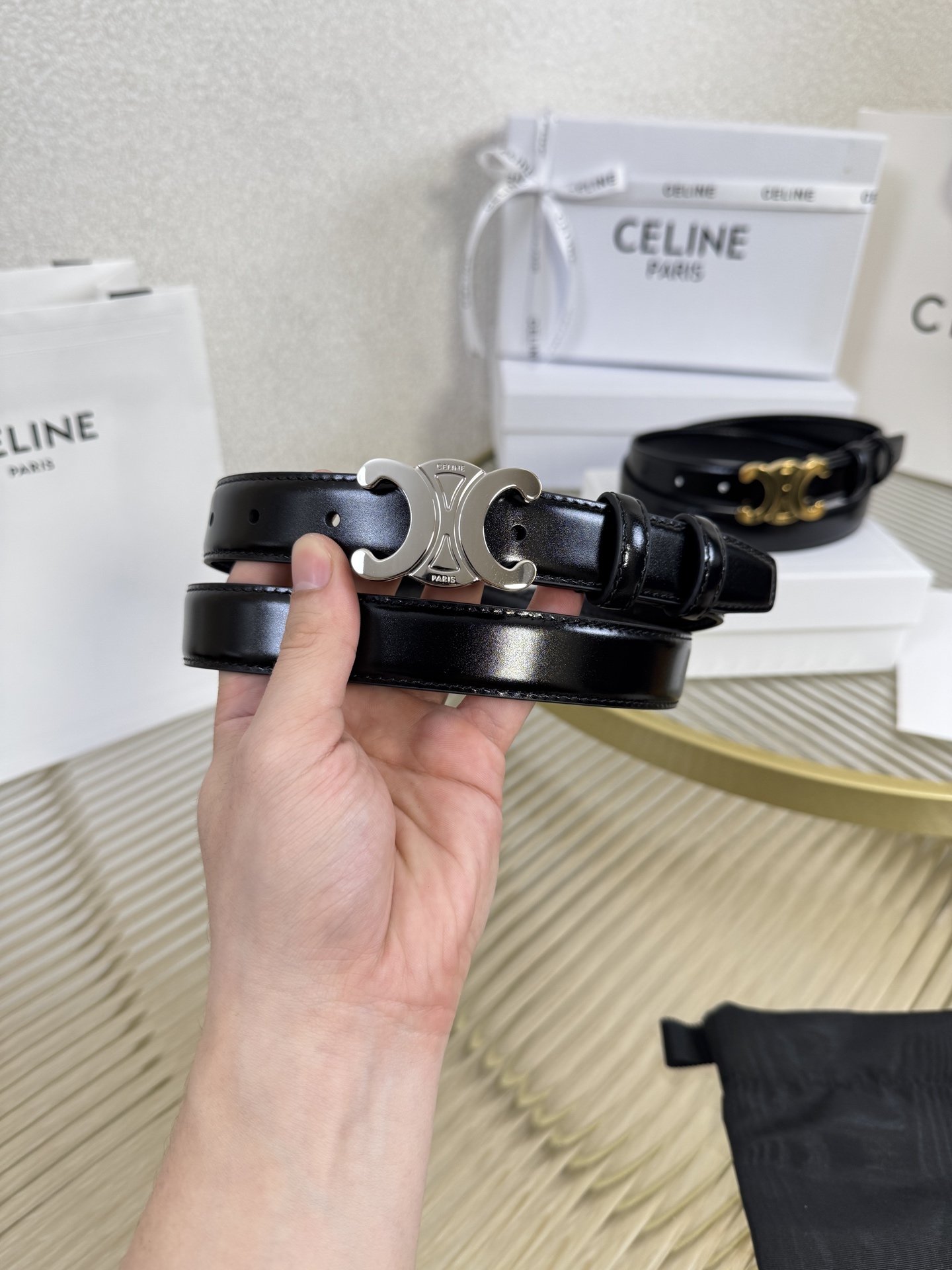 赛琳女装原单新款宽度:2.5cm精品凯旋门铜扣，正品复刻进口精选优质头层小牛皮，全粒面小牛皮，正版烫金l