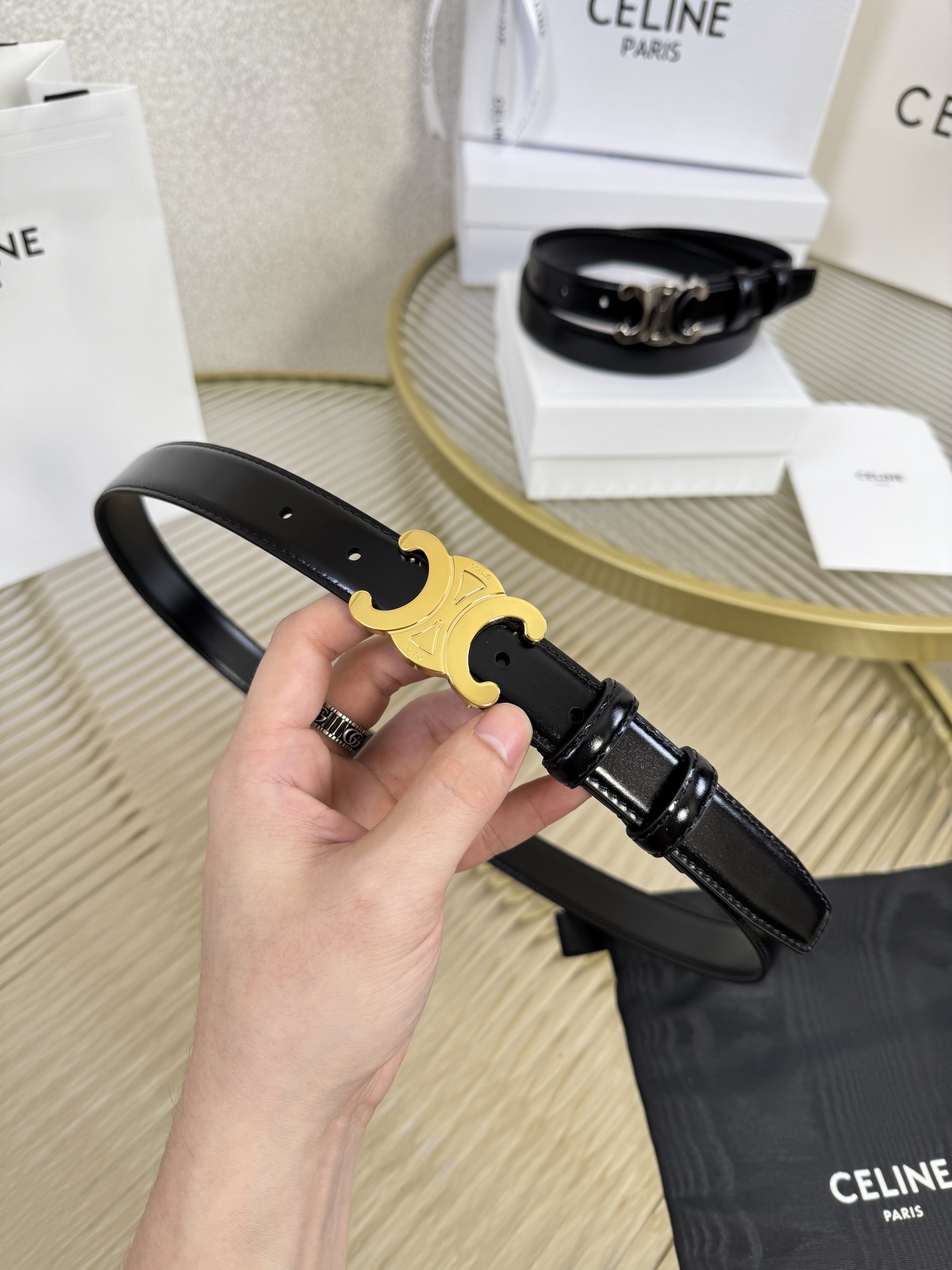 赛琳女装原单新款宽度:2.5cm精品凯旋门铜扣，正品复刻进口精选优质头层小牛皮，全粒面小牛皮，正版烫金l