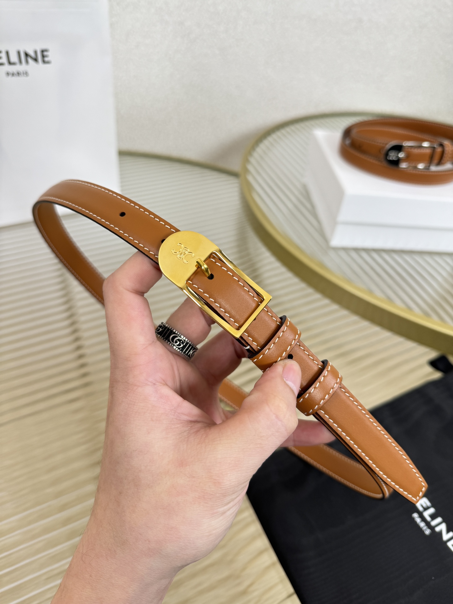 赛琳女装原单新款宽度:1.8cm精品凯旋门铜扣，正品复刻进口精选优质头层小牛皮，全粒面小牛皮，正版烫金l