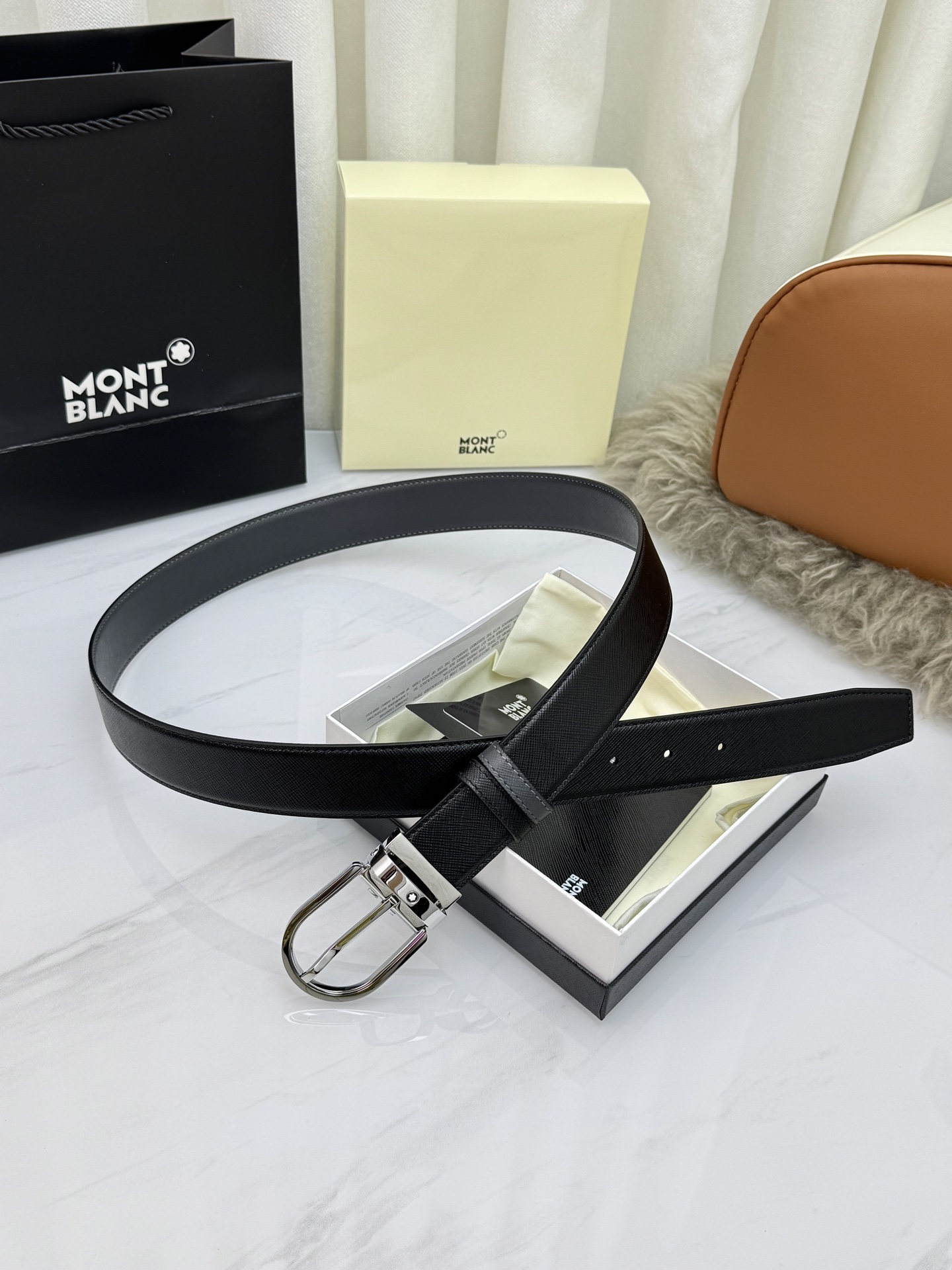 Montblanc万宝龙 宽3.5cm 采用头层牛皮 精品针式扣头 自由裁剪商务休闲皮带👉
