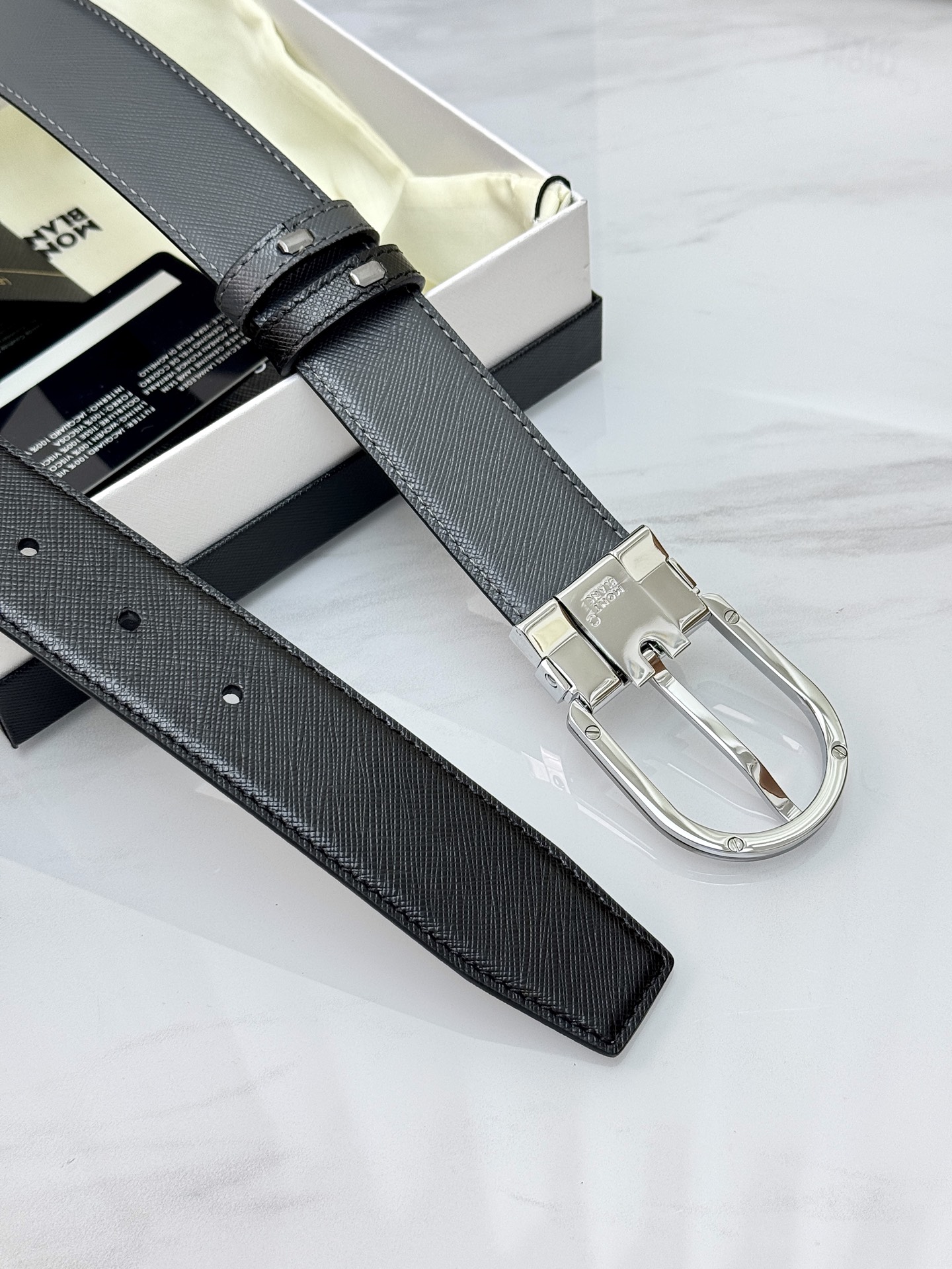 Montblanc万宝龙 宽3.5cm 采用头层牛皮 精品针式扣头 自由裁剪商务休闲皮带👉