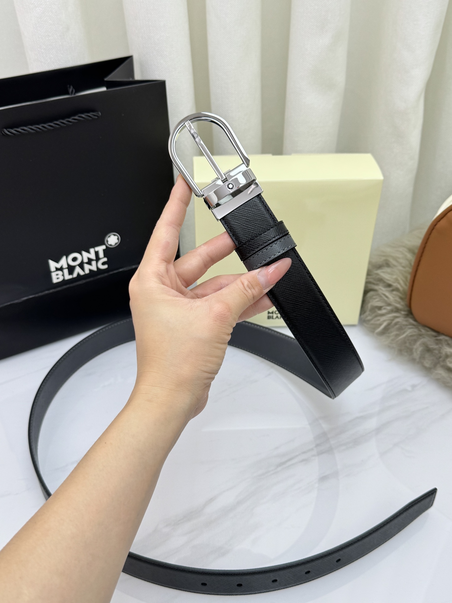 Montblanc万宝龙 宽3.5cm 采用头层牛皮 精品针式扣头 自由裁剪商务休闲皮带👉