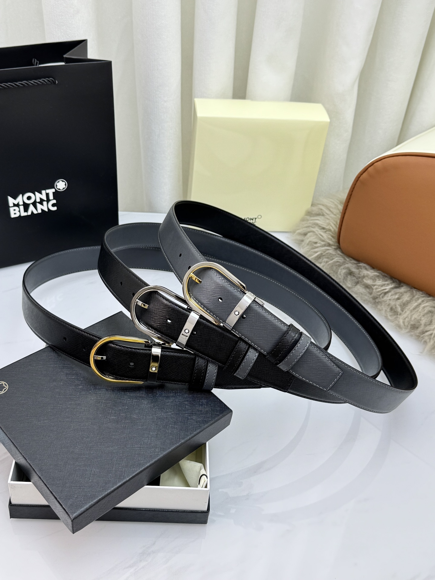 Montblanc万宝龙 宽3.5cm 采用头层牛皮 精品针式扣头 自由裁剪商务休闲皮带👉