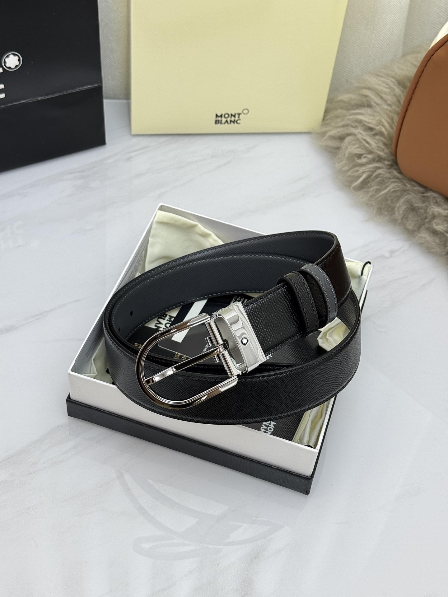 Montblanc万宝龙 宽3.5cm 采用头层牛皮 精品针式扣头 自由裁剪商务休闲皮带👉