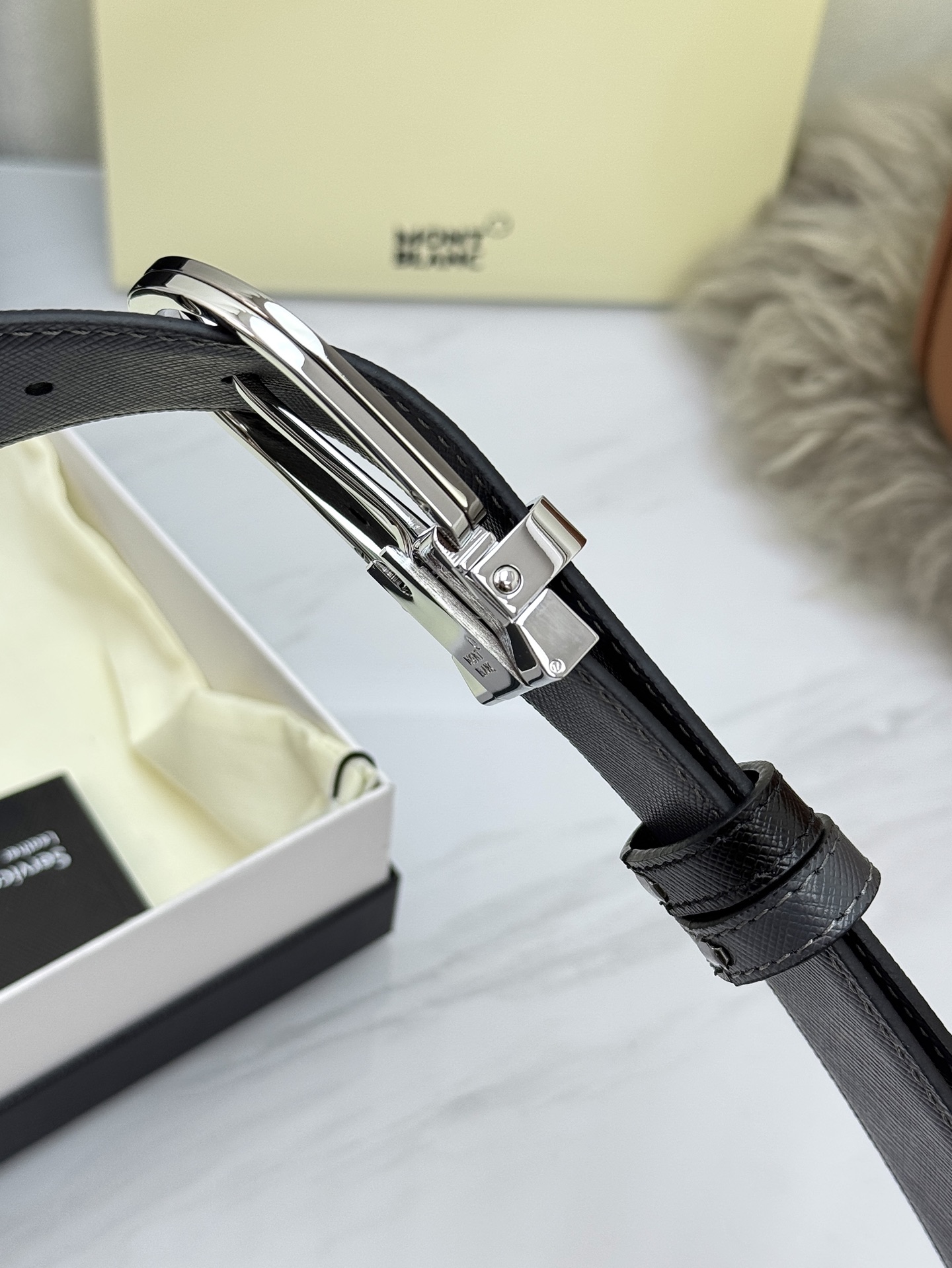 Montblanc万宝龙 宽3.5cm 采用头层牛皮 精品针式扣头 自由裁剪商务休闲皮带👉