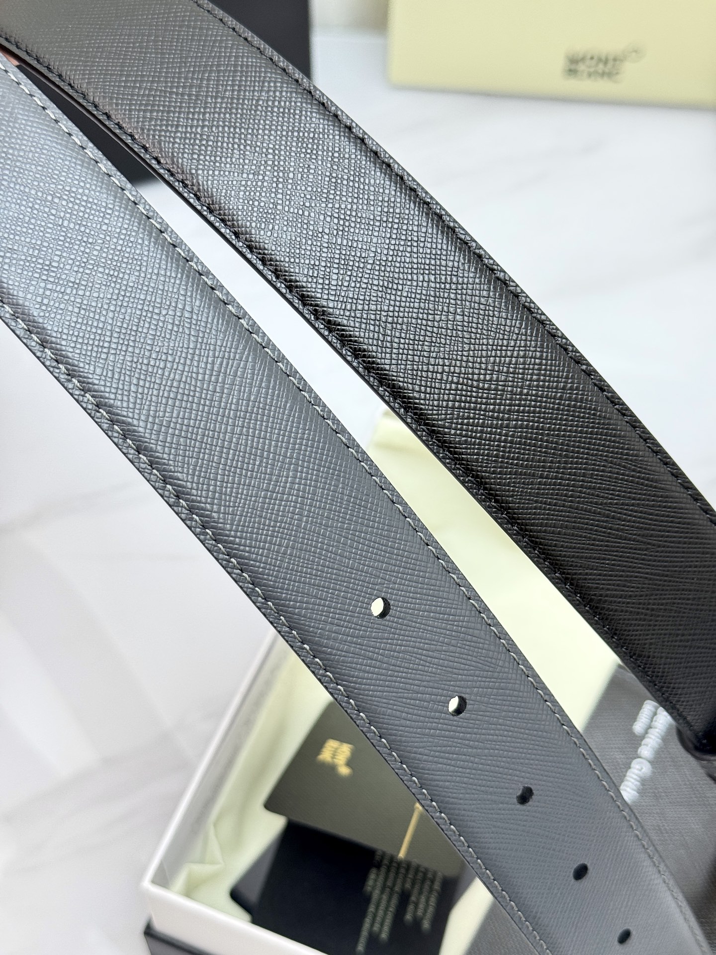 Montblanc万宝龙 宽3.5cm 采用头层牛皮 精品针式扣头 自由裁剪商务休闲皮带👉