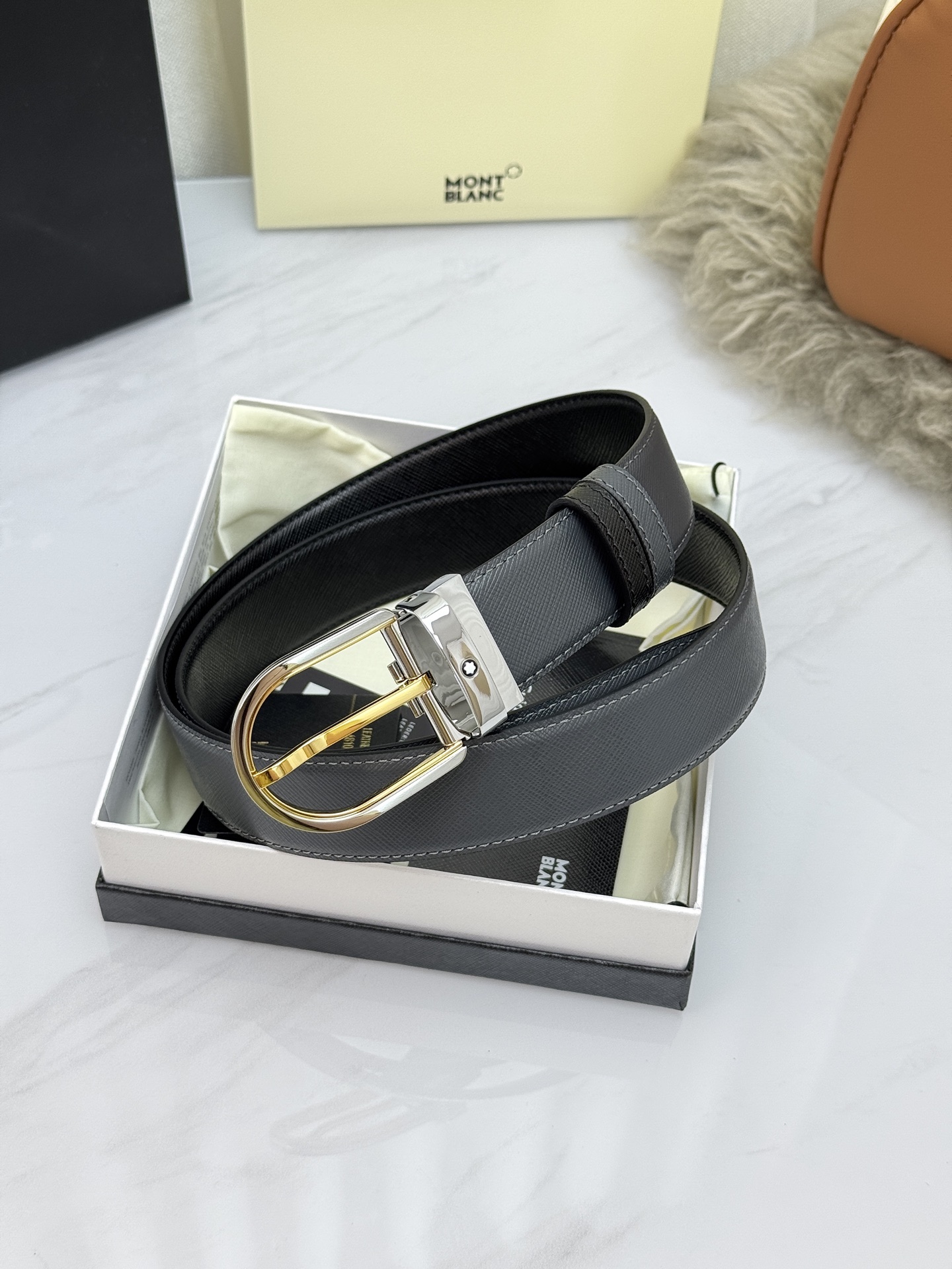 Montblanc万宝龙 宽3.5cm 采用头层牛皮 精品针式扣头 自由裁剪商务休闲皮带👉