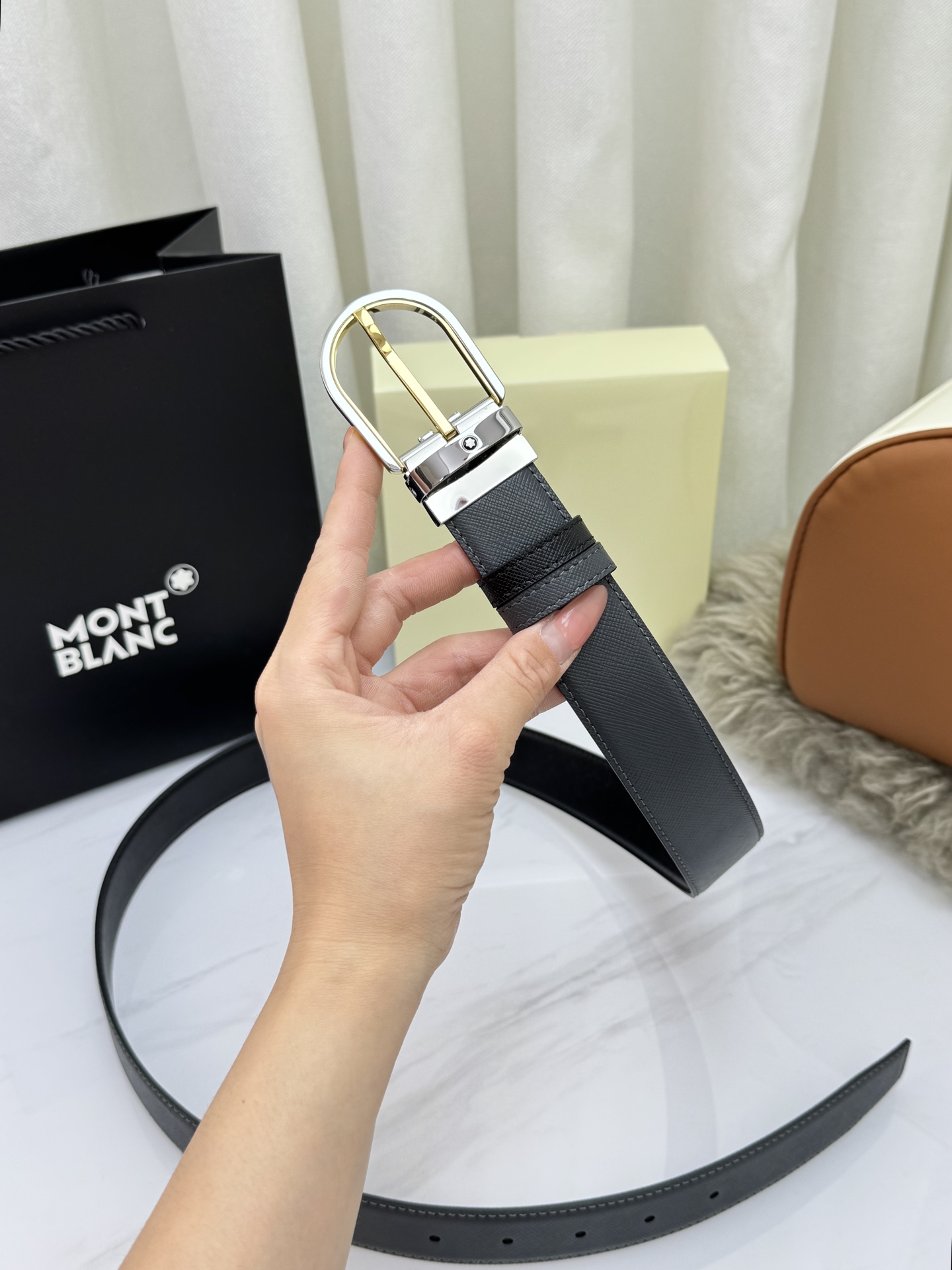 Montblanc万宝龙 宽3.5cm 采用头层牛皮 精品针式扣头 自由裁剪商务休闲皮带👉