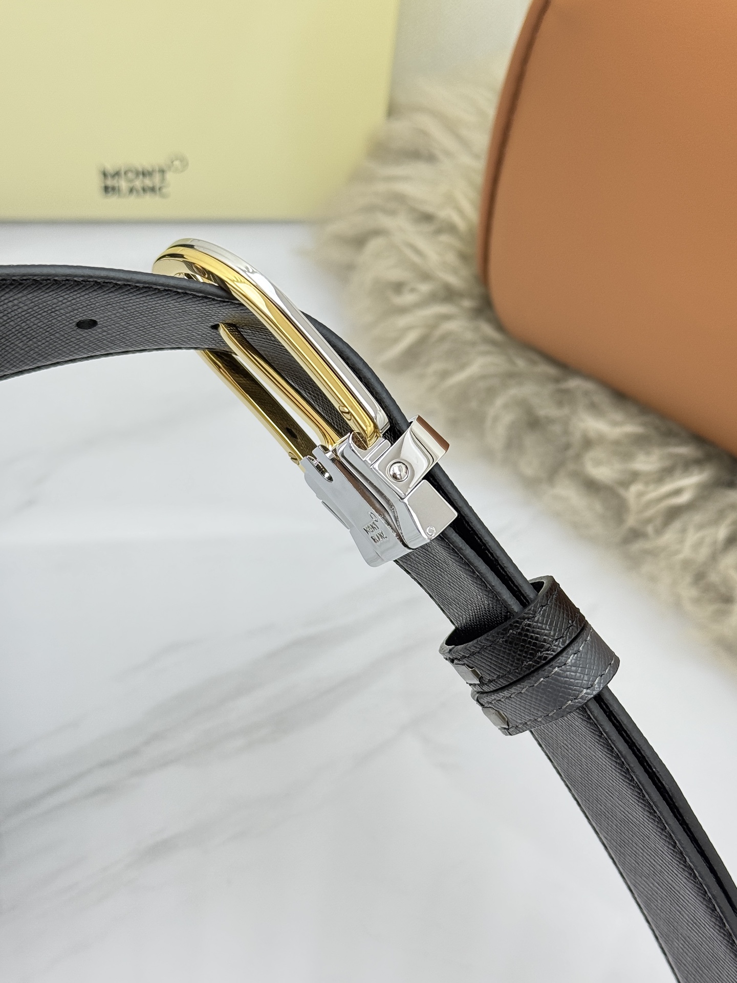 Montblanc万宝龙 宽3.5cm 采用头层牛皮 精品针式扣头 自由裁剪商务休闲皮带👉