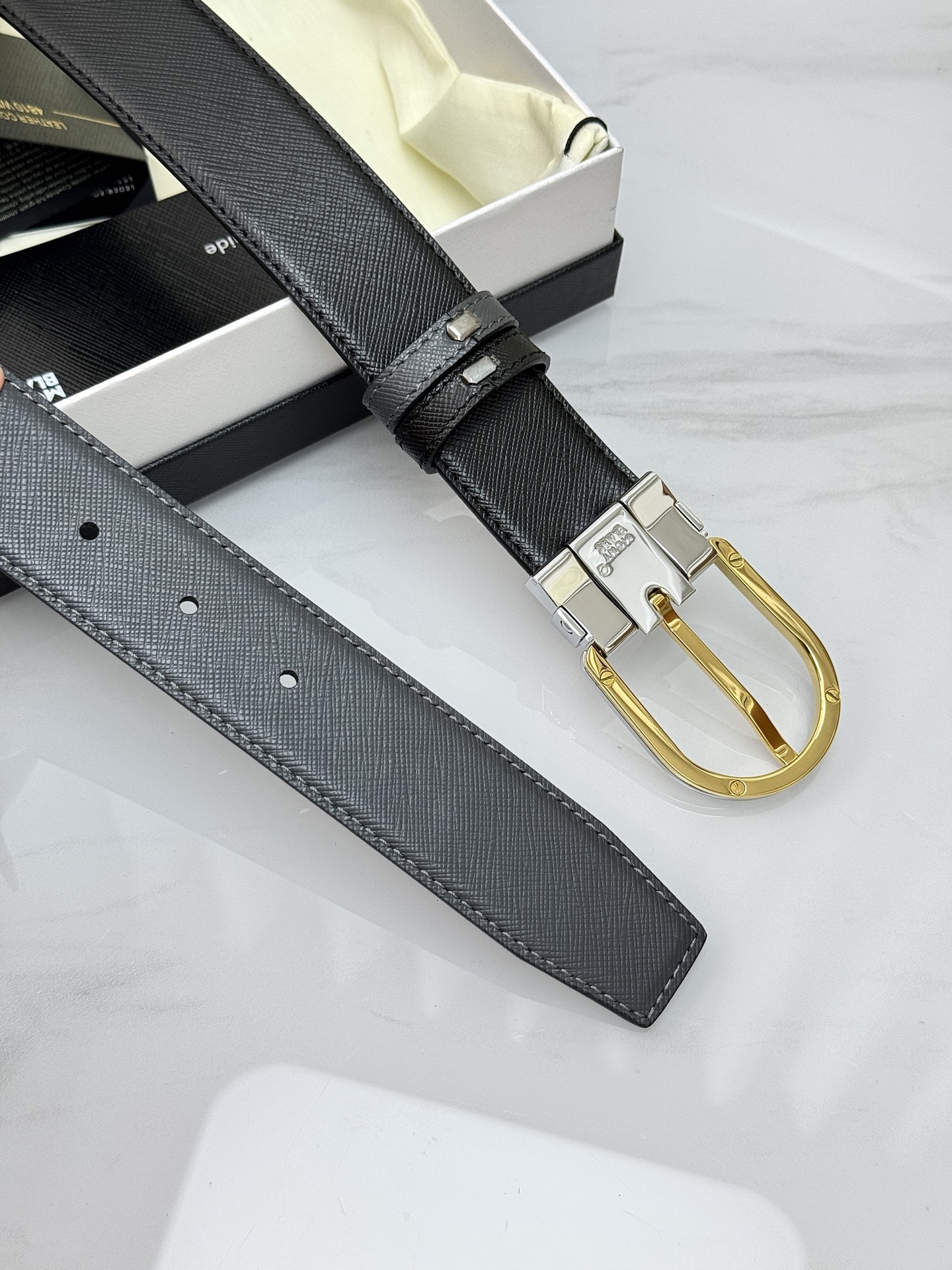 Montblanc万宝龙 宽3.5cm 采用头层牛皮 精品针式扣头 自由裁剪商务休闲皮带👉