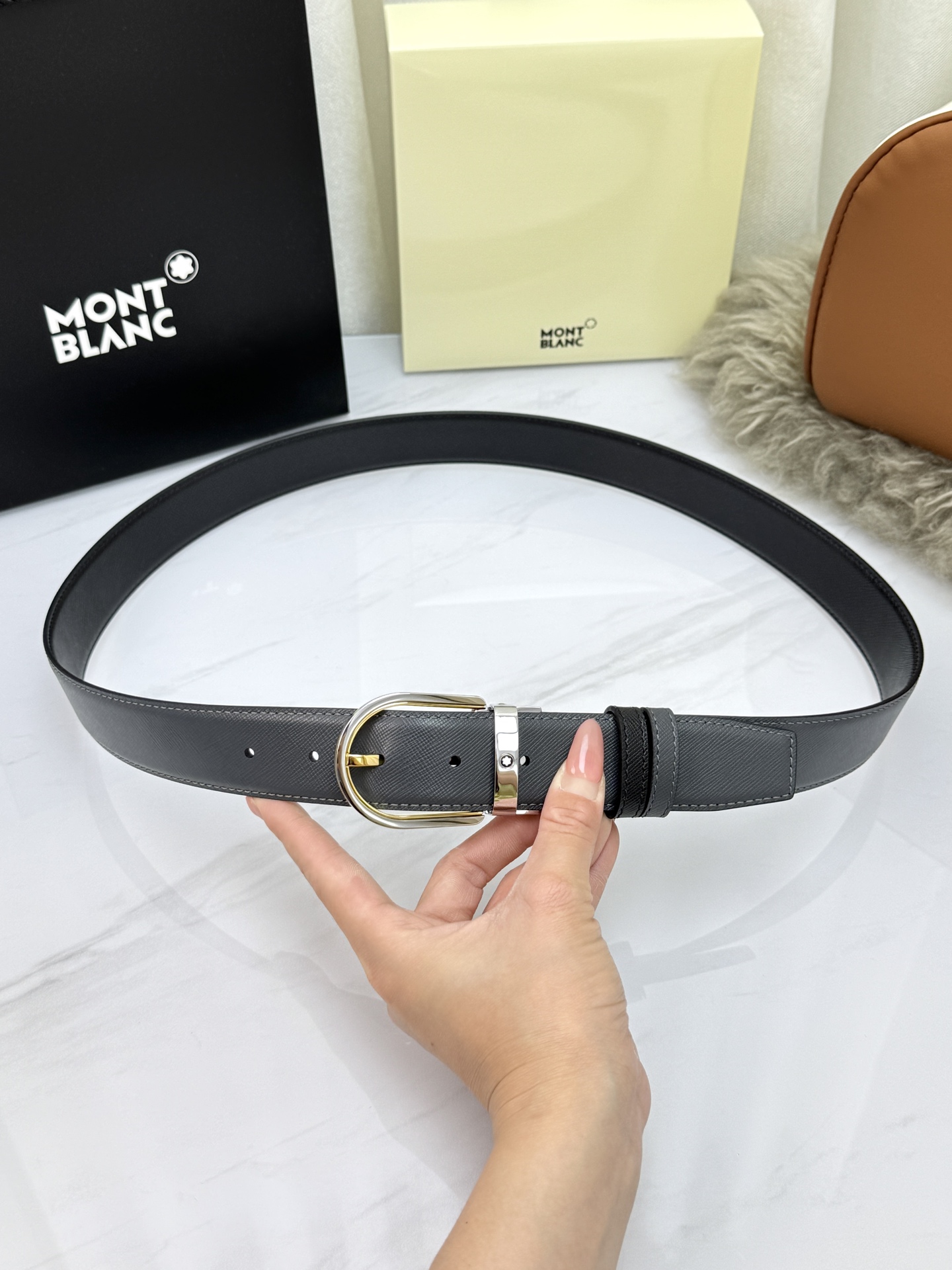 Montblanc万宝龙 宽3.5cm 采用头层牛皮 精品针式扣头 自由裁剪商务休闲皮带👉