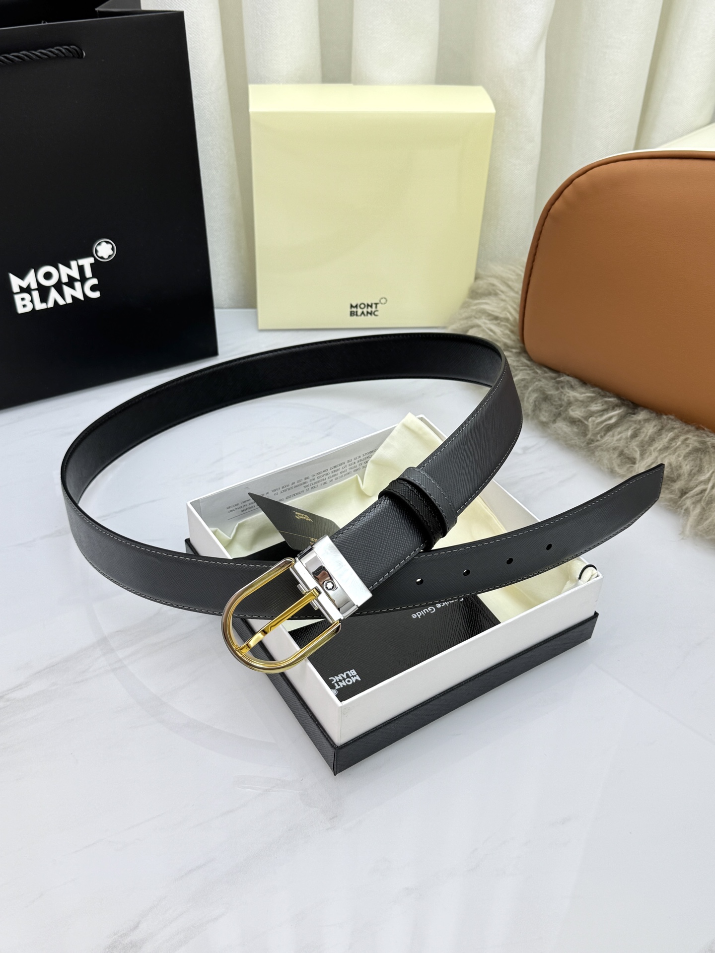 Montblanc万宝龙 宽3.5cm 采用头层牛皮 精品针式扣头 自由裁剪商务休闲皮带👉