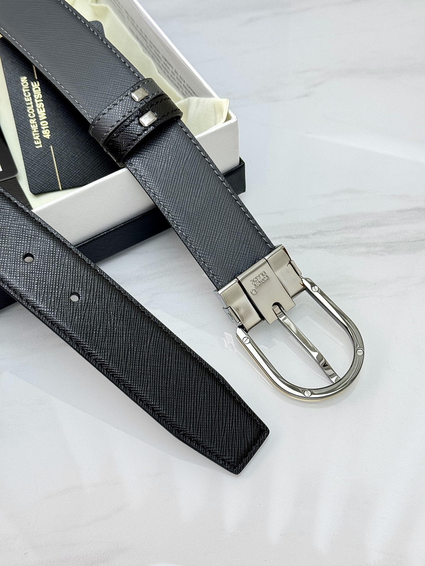 Montblanc万宝龙 宽3.5cm 采用头层牛皮 精品针式扣头 自由裁剪商务休闲皮带👉
