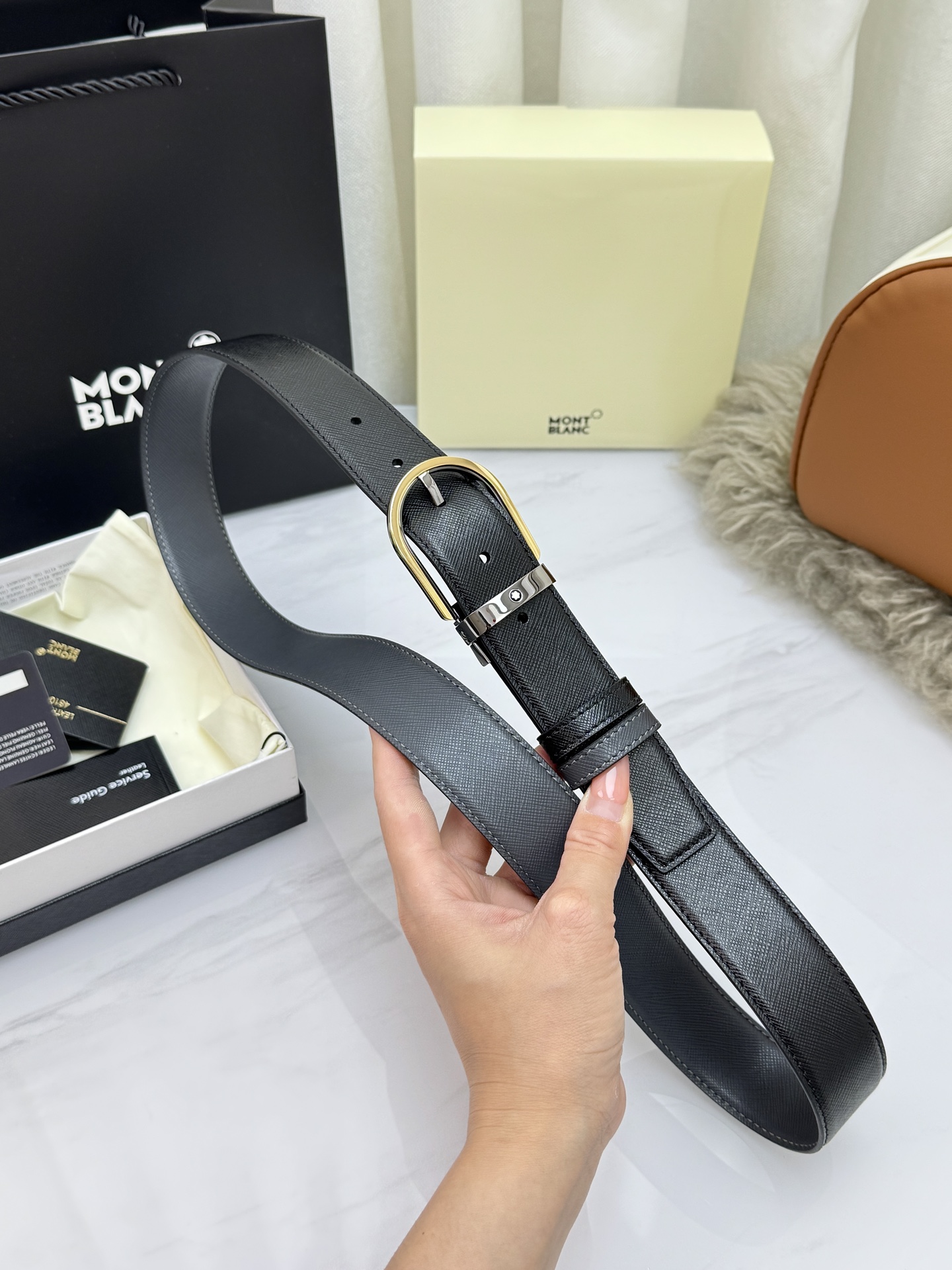 Montblanc万宝龙 宽3.5cm 采用头层牛皮 精品针式扣头 自由裁剪商务休闲皮带👉