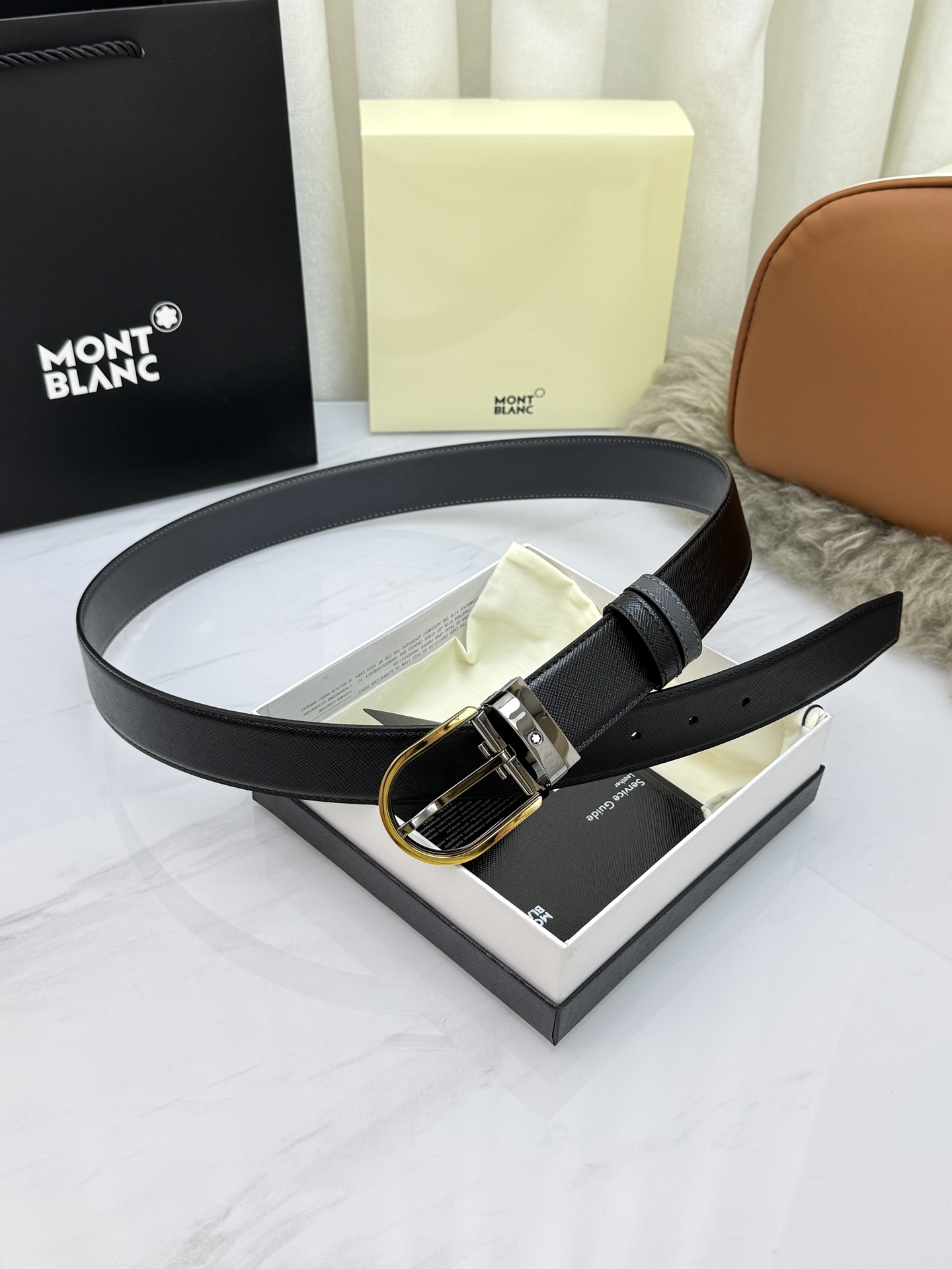 Montblanc万宝龙 宽3.5cm 采用头层牛皮 精品针式扣头 自由裁剪商务休闲皮带👉