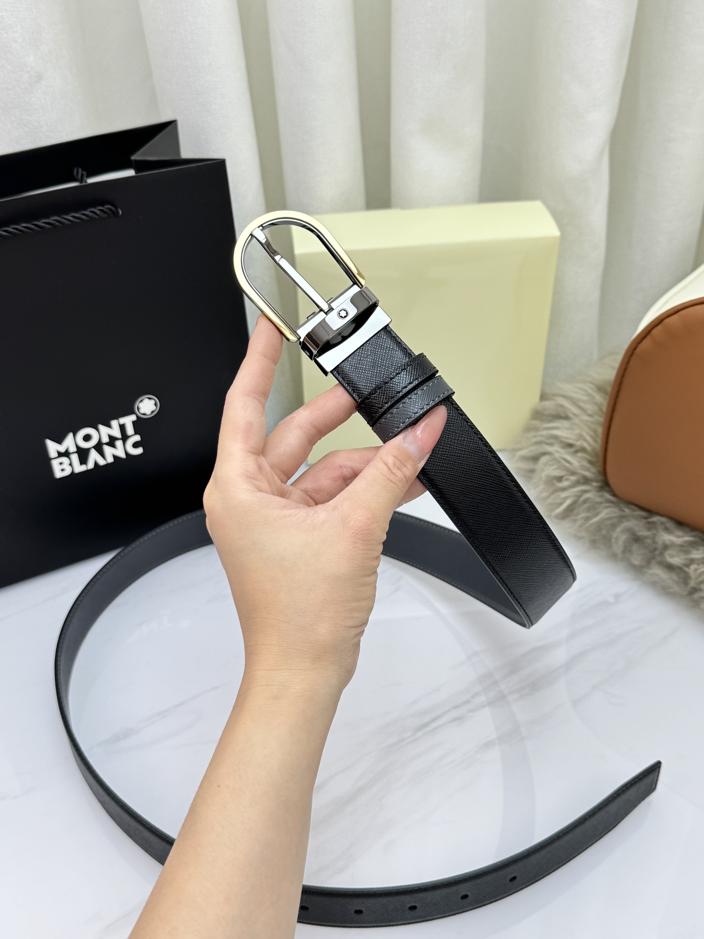 Montblanc万宝龙 宽3.5cm 采用头层牛皮 精品针式扣头 自由裁剪商务休闲皮带👉