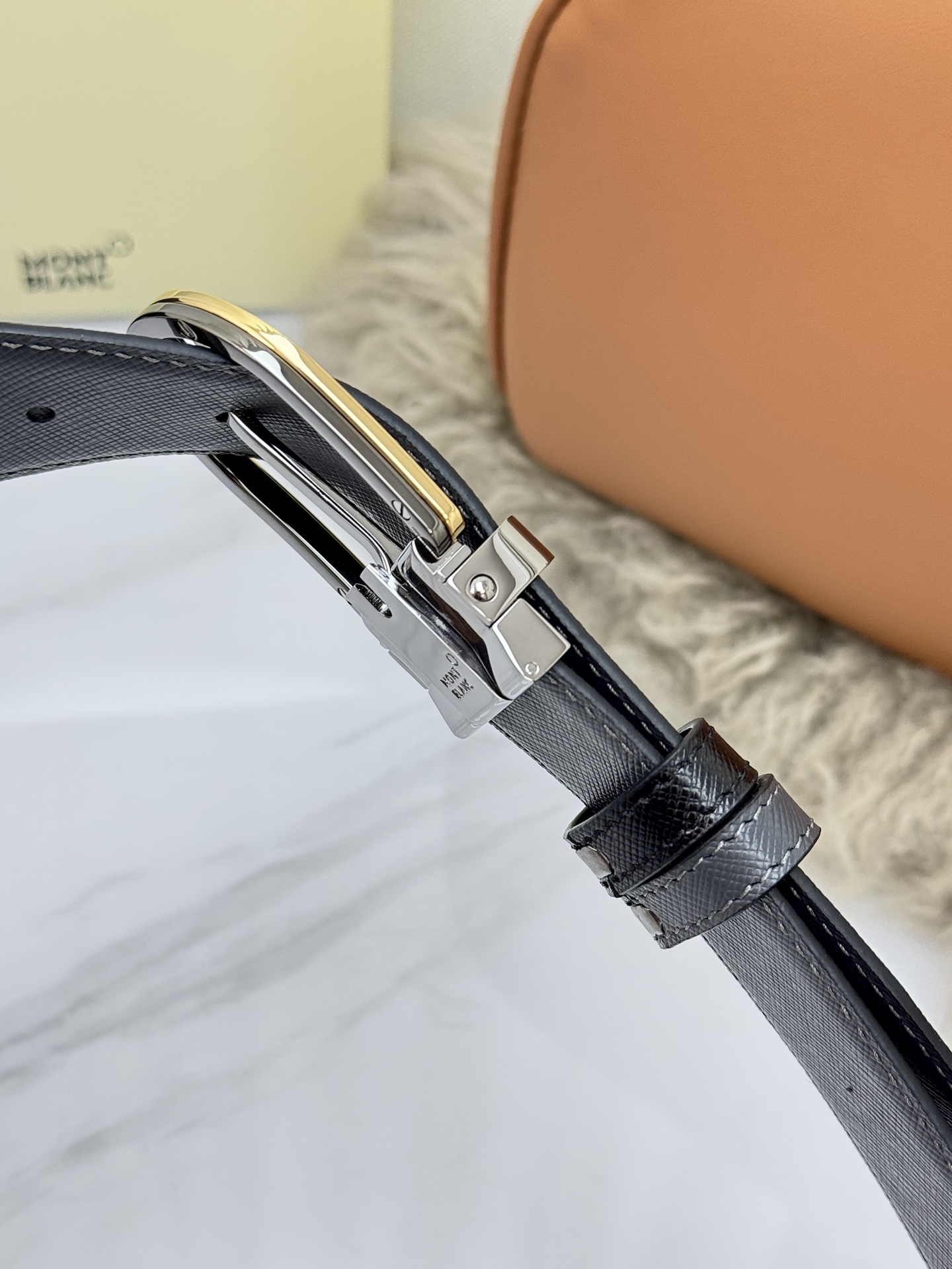 Montblanc万宝龙 宽3.5cm 采用头层牛皮 精品针式扣头 自由裁剪商务休闲皮带👉