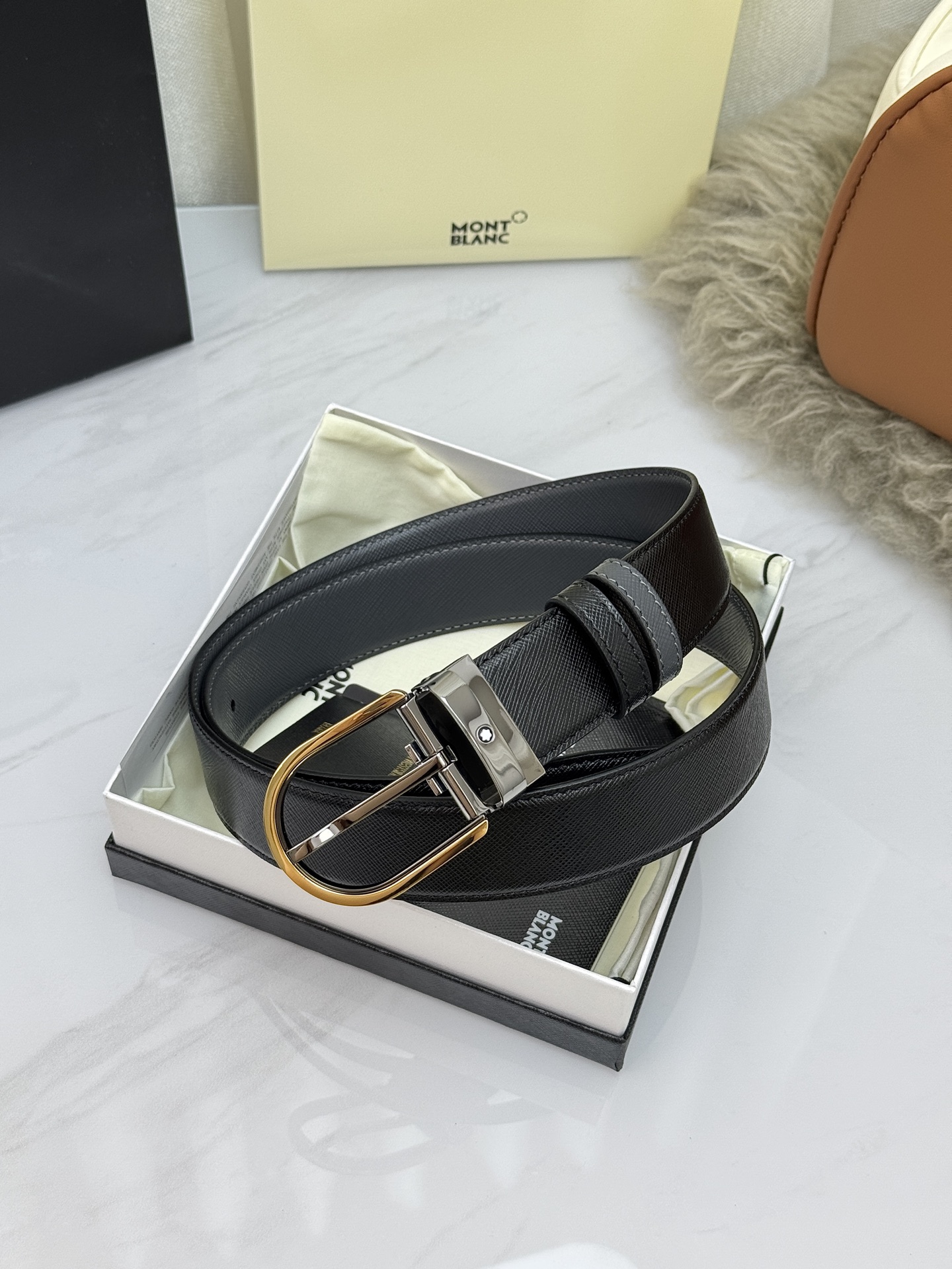 Montblanc万宝龙 宽3.5cm 采用头层牛皮 精品针式扣头 自由裁剪商务休闲皮带👉