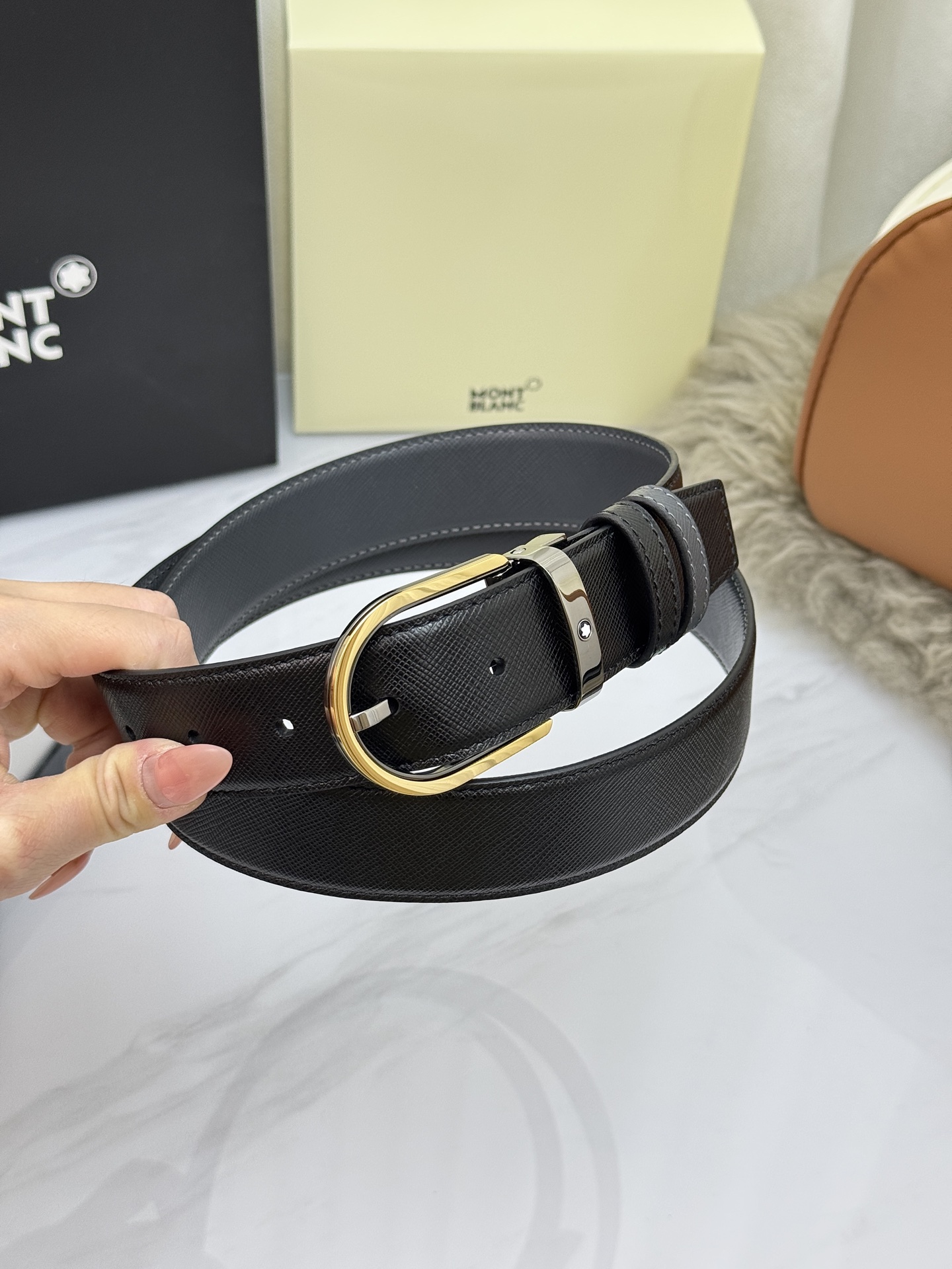 Montblanc万宝龙 宽3.5cm 采用头层牛皮 精品针式扣头 自由裁剪商务休闲皮带👉