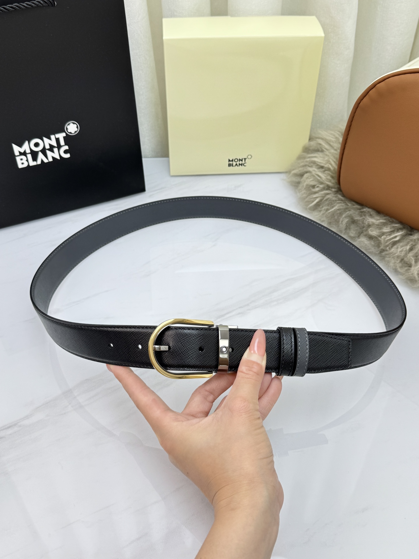 Montblanc万宝龙 宽3.5cm 采用头层牛皮 精品针式扣头 自由裁剪商务休闲皮带👉