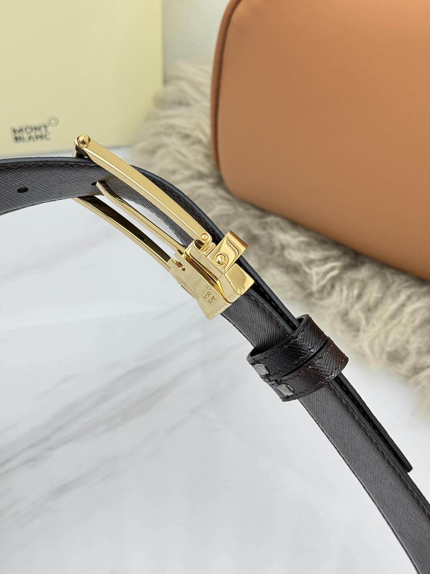 Montblanc万宝龙 宽3.5cm 采用头层牛皮 精品针式扣头 自由裁剪商务休闲皮带👉