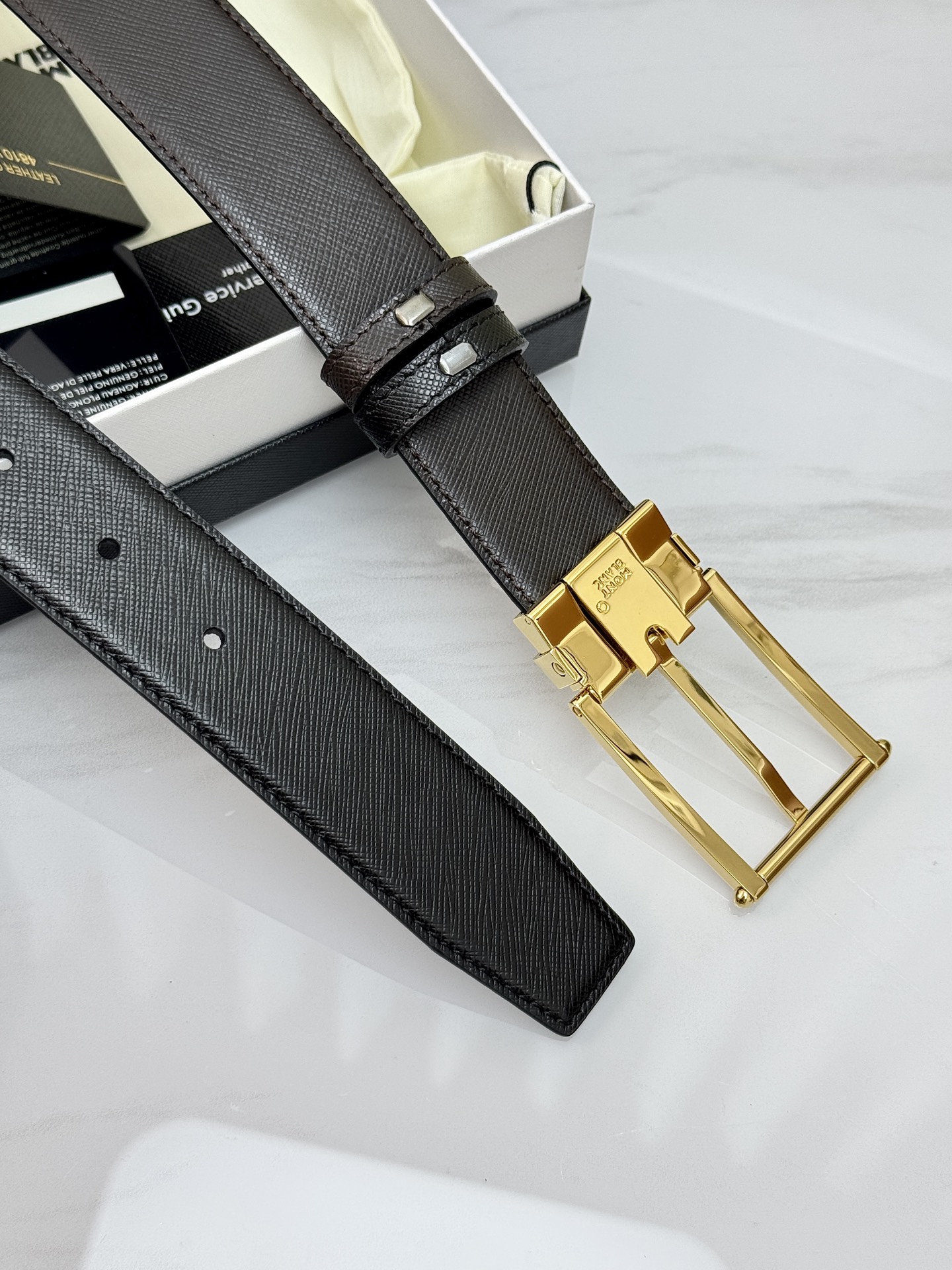 Montblanc万宝龙 宽3.5cm 采用头层牛皮 精品针式扣头 自由裁剪商务休闲皮带👉