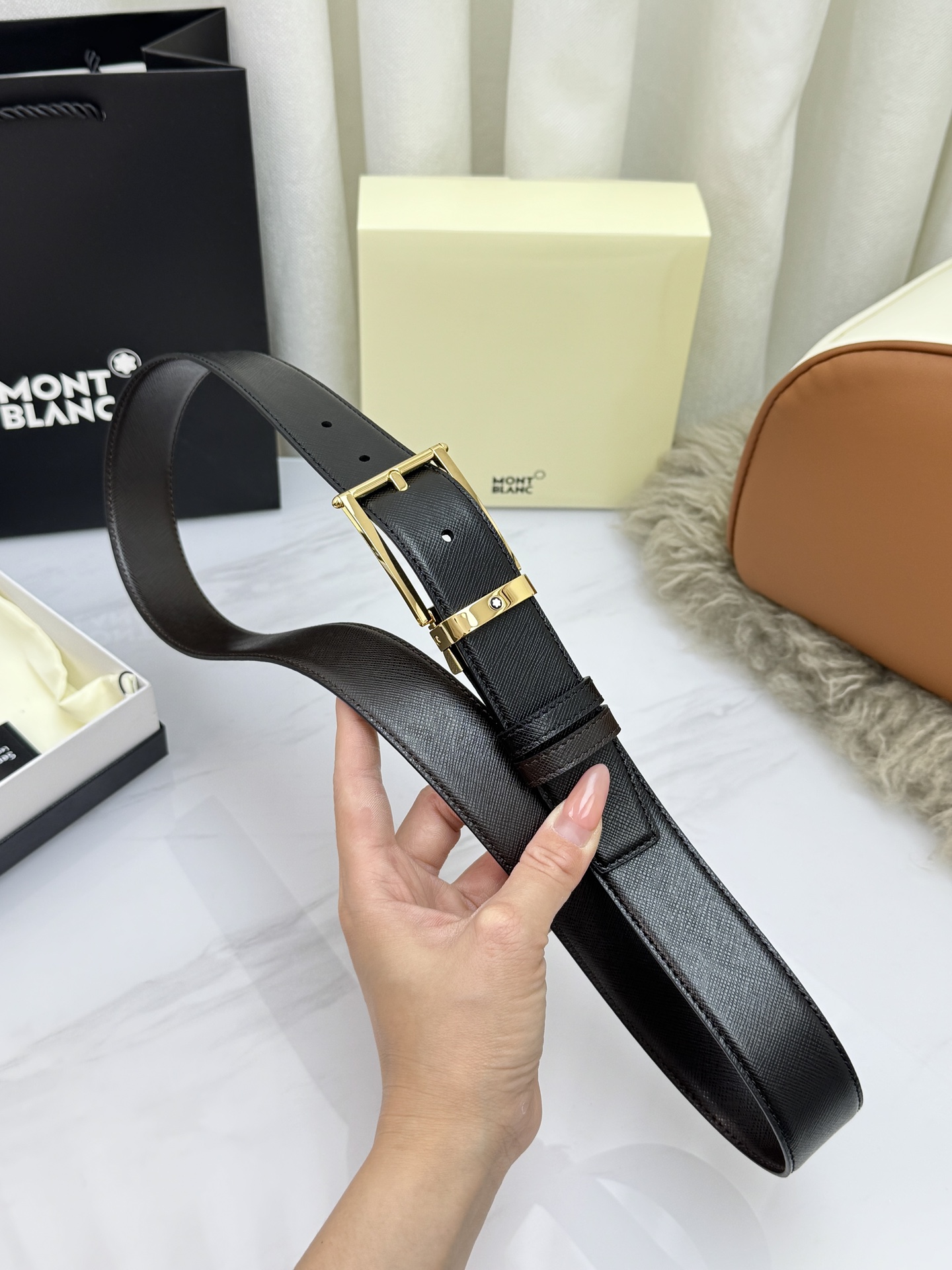 Montblanc万宝龙 宽3.5cm 采用头层牛皮 精品针式扣头 自由裁剪商务休闲皮带👉