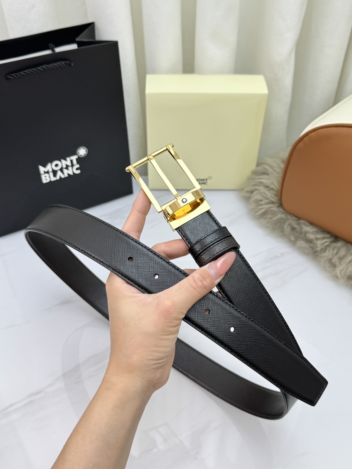 Montblanc万宝龙 宽3.5cm 采用头层牛皮 精品针式扣头 自由裁剪商务休闲皮带👉