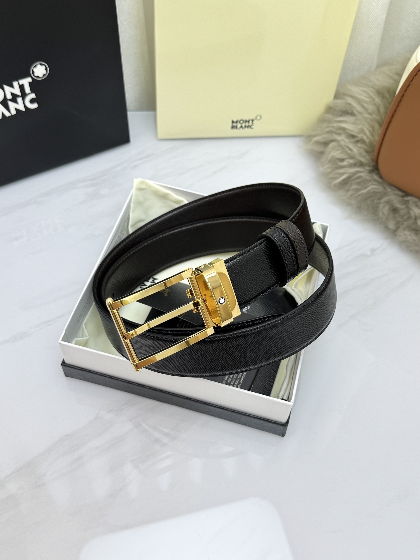 Montblanc万宝龙 宽3.5cm 采用头层牛皮 精品针式扣头 自由裁剪商务休闲皮带👉