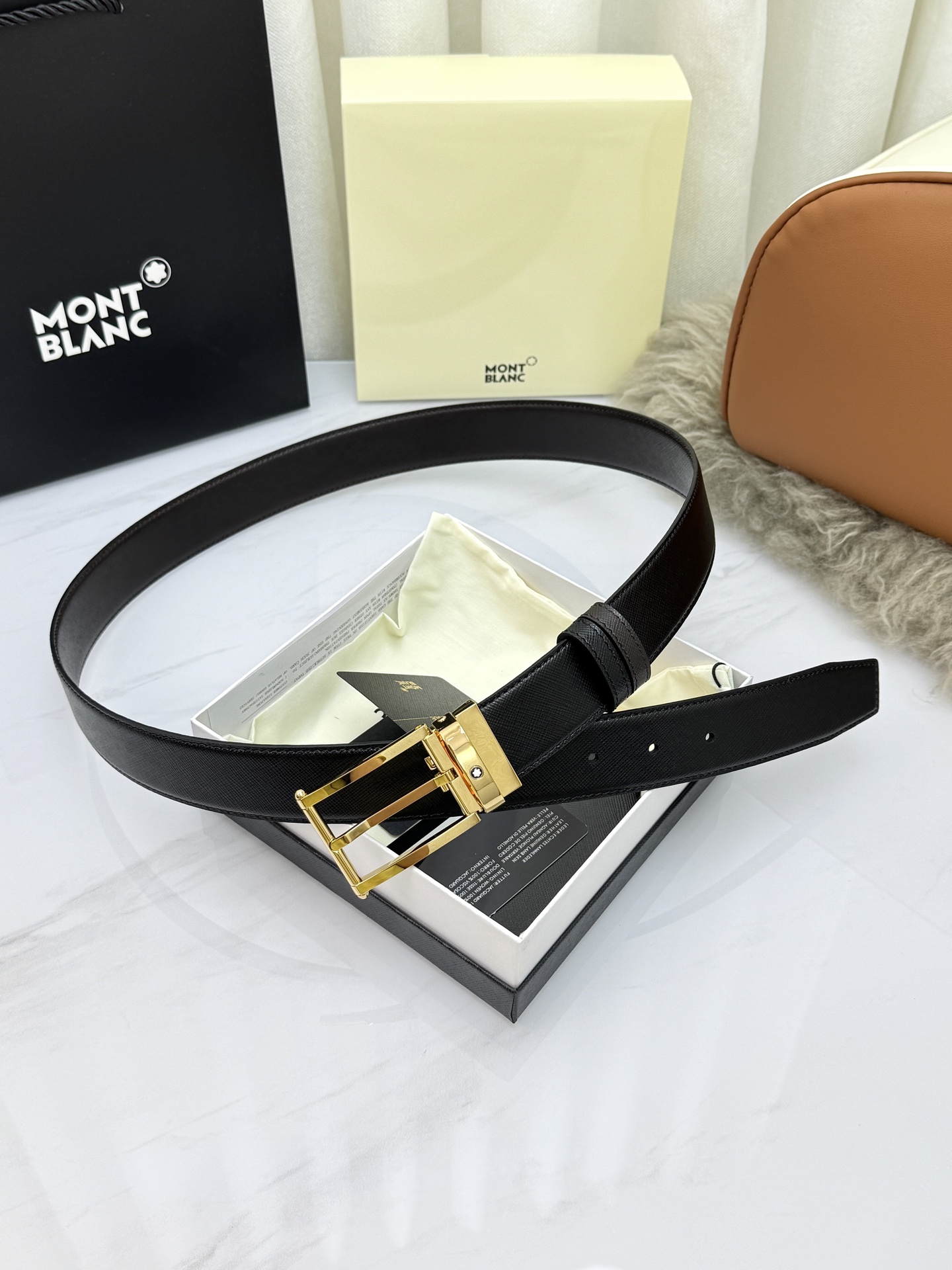 Montblanc万宝龙 宽3.5cm 采用头层牛皮 精品针式扣头 自由裁剪商务休闲皮带👉