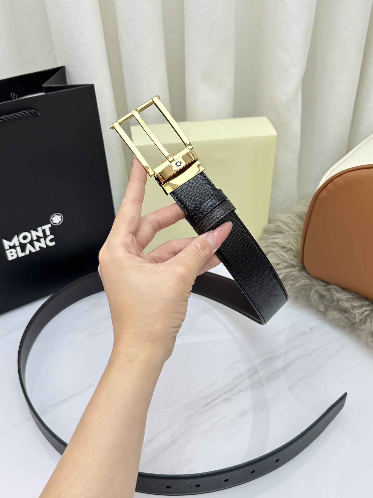 Montblanc万宝龙 宽3.5cm 采用头层牛皮 精品针式扣头 自由裁剪商务休闲皮带👉