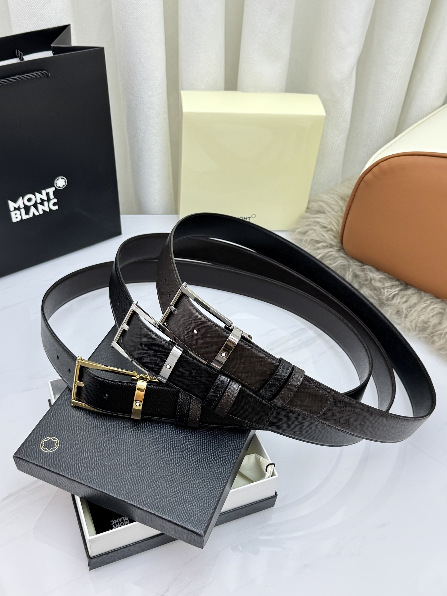 Montblanc万宝龙 宽3.5cm 采用头层牛皮 精品针式扣头 自由裁剪商务休闲皮带👉
