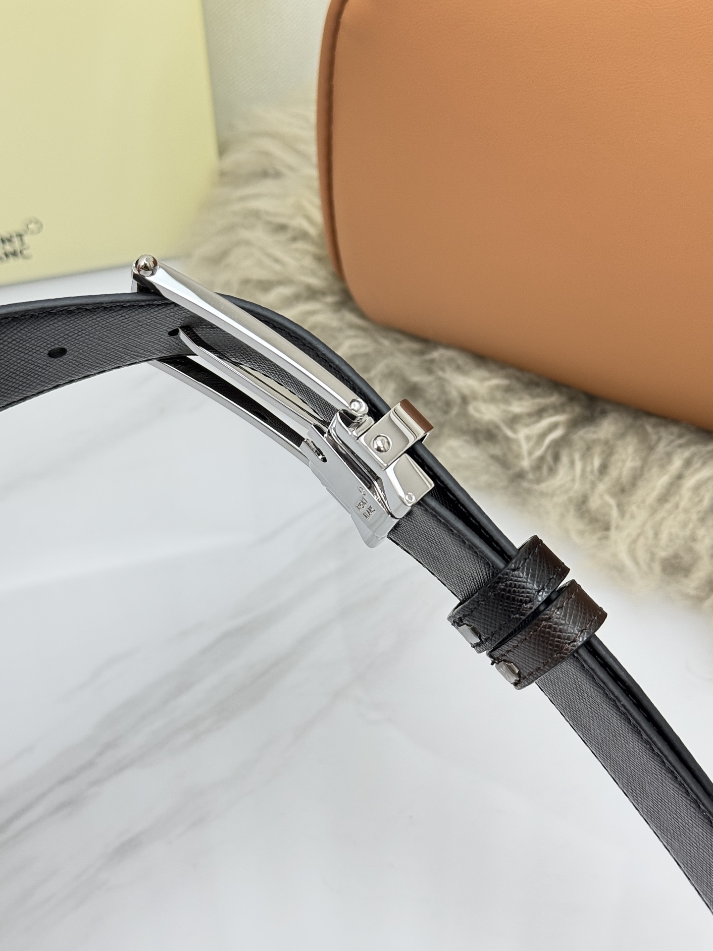 Montblanc万宝龙 宽3.5cm 采用头层牛皮 精品针式扣头 自由裁剪商务休闲皮带👉