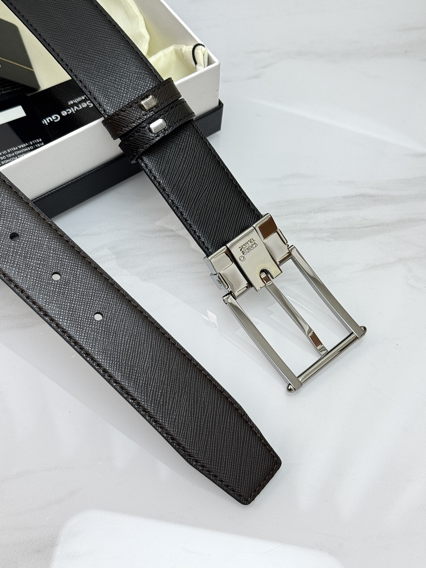 Montblanc万宝龙 宽3.5cm 采用头层牛皮 精品针式扣头 自由裁剪商务休闲皮带👉
