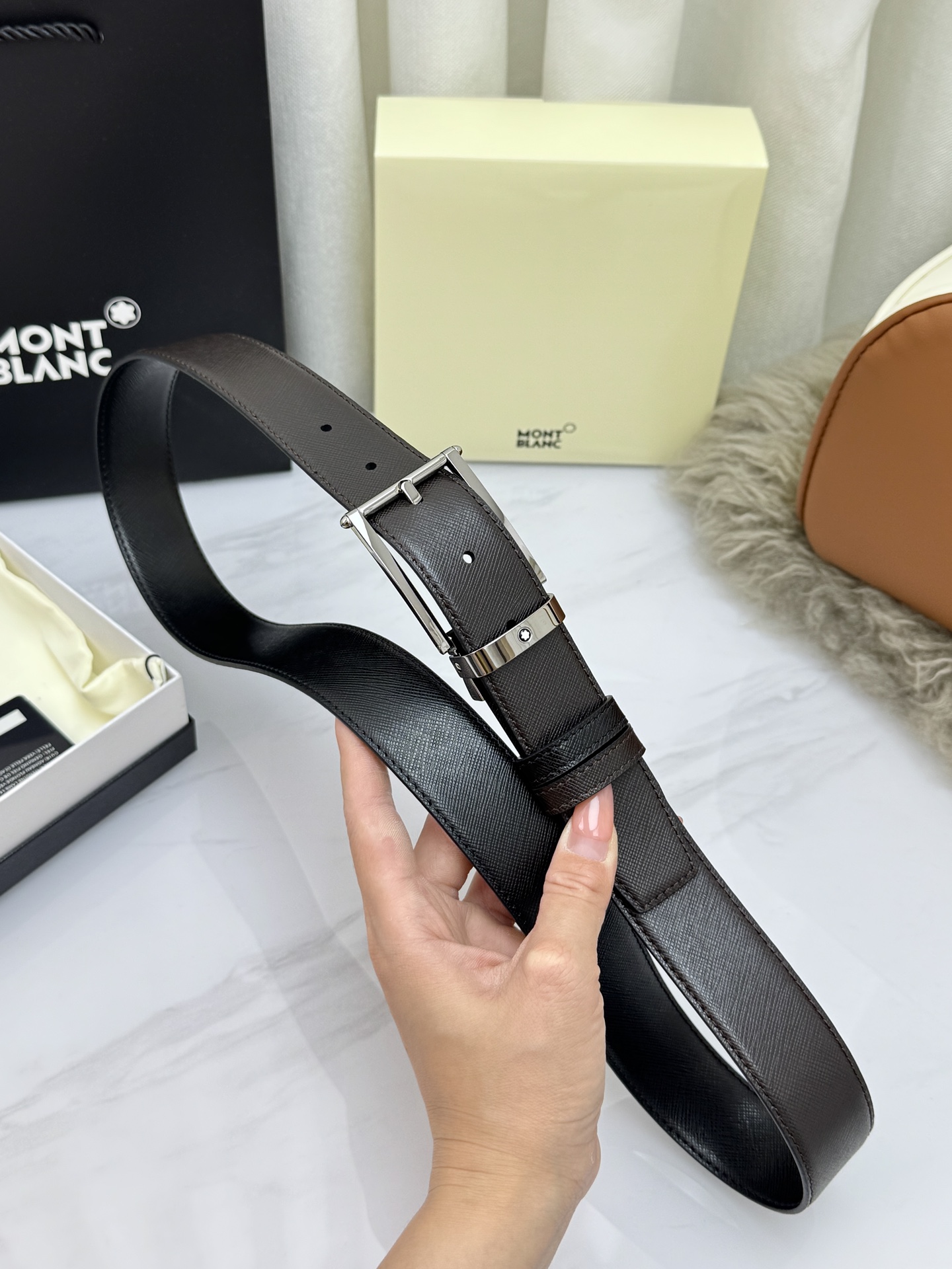 Montblanc万宝龙 宽3.5cm 采用头层牛皮 精品针式扣头 自由裁剪商务休闲皮带👉