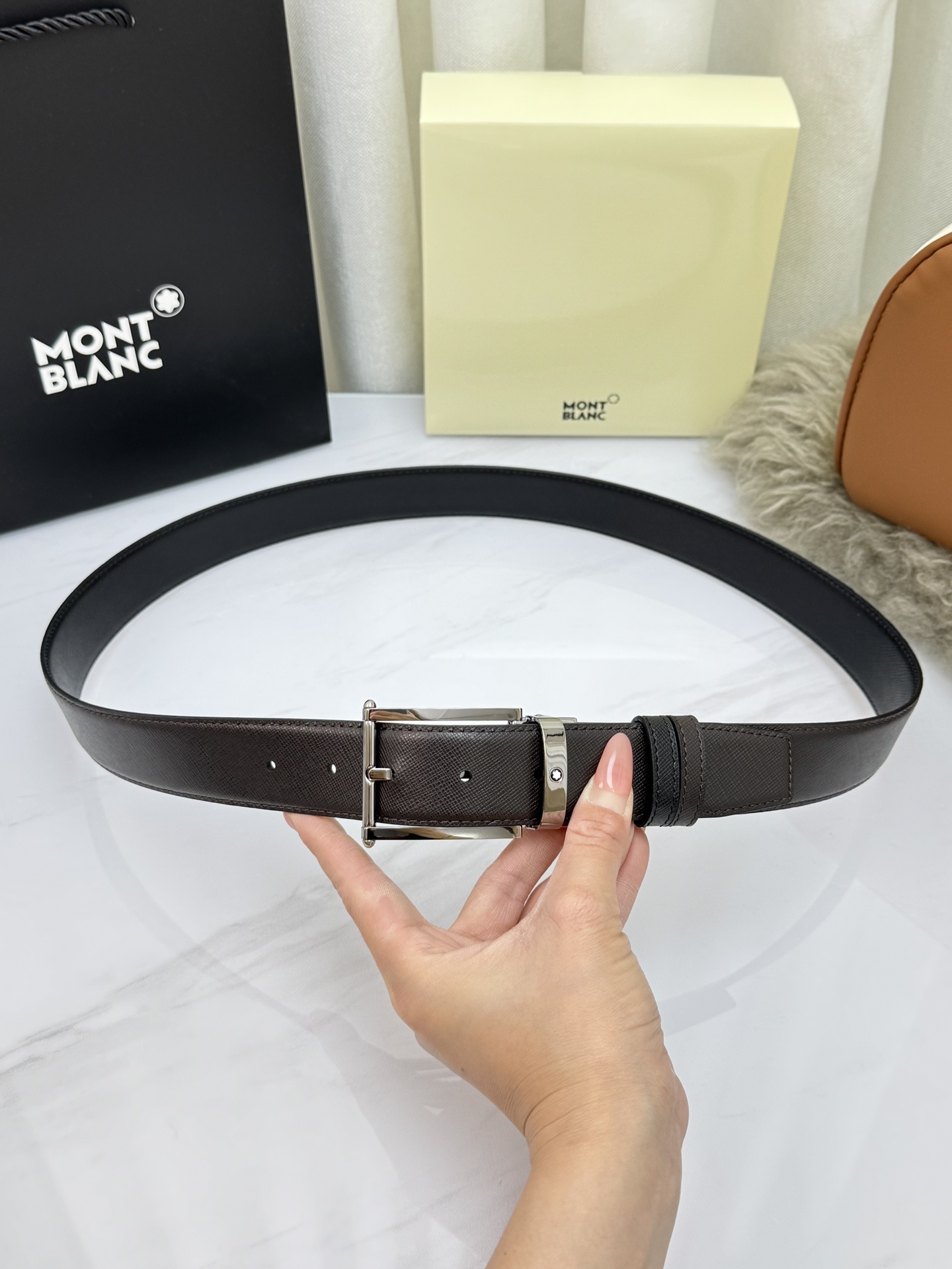 Montblanc万宝龙 宽3.5cm 采用头层牛皮 精品针式扣头 自由裁剪商务休闲皮带👉