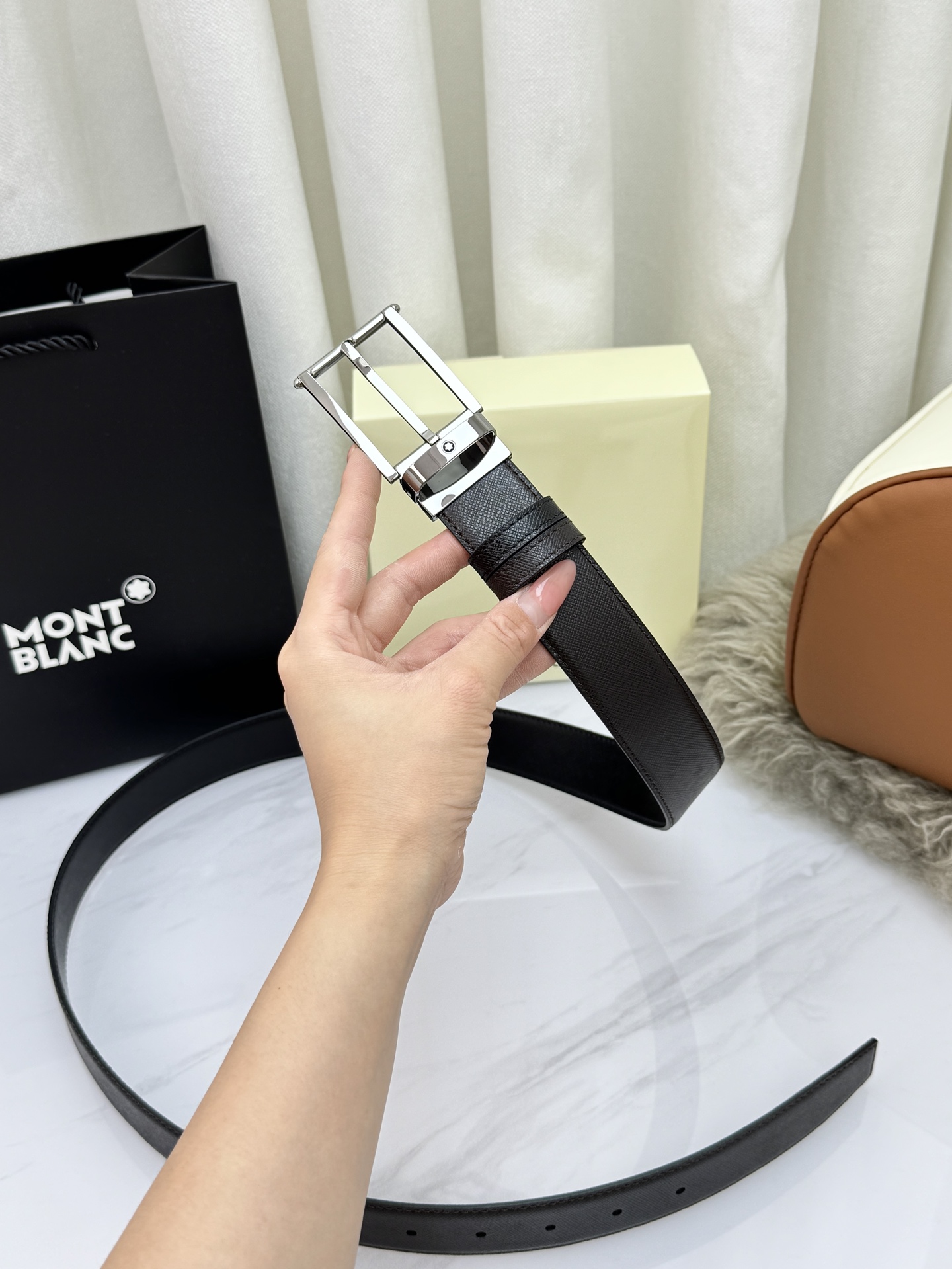 Montblanc万宝龙 宽3.5cm 采用头层牛皮 精品针式扣头 自由裁剪商务休闲皮带👉