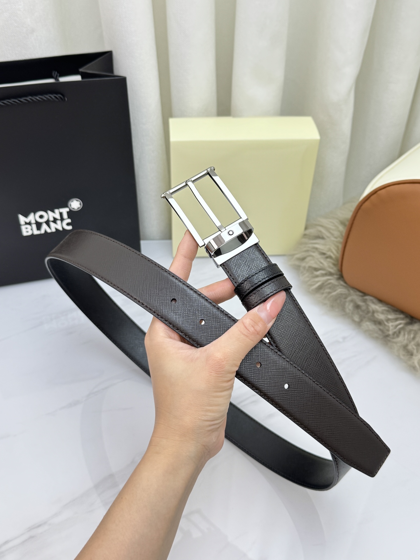 Montblanc万宝龙 宽3.5cm 采用头层牛皮 精品针式扣头 自由裁剪商务休闲皮带👉