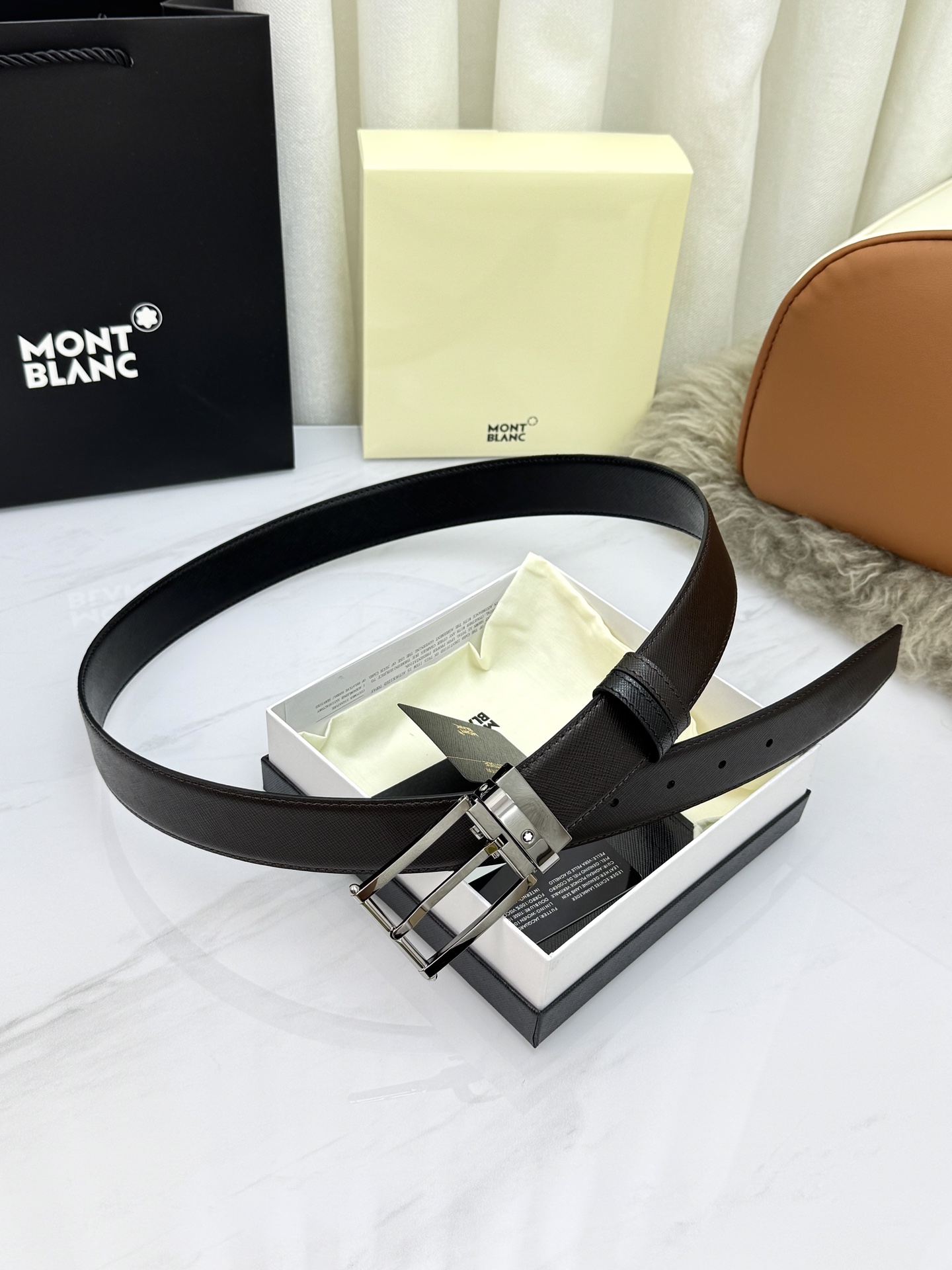 Montblanc万宝龙 宽3.5cm 采用头层牛皮 精品针式扣头 自由裁剪商务休闲皮带👉