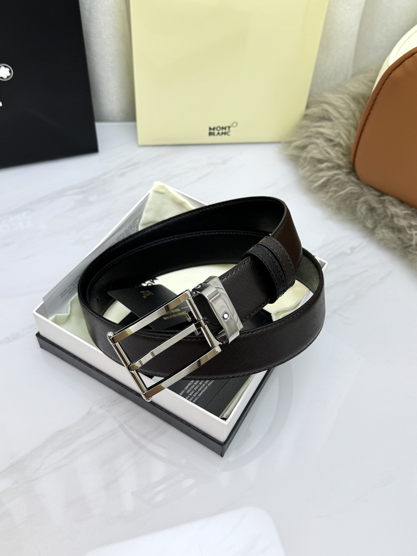 Montblanc万宝龙 宽3.5cm 采用头层牛皮 精品针式扣头 自由裁剪商务休闲皮带👉