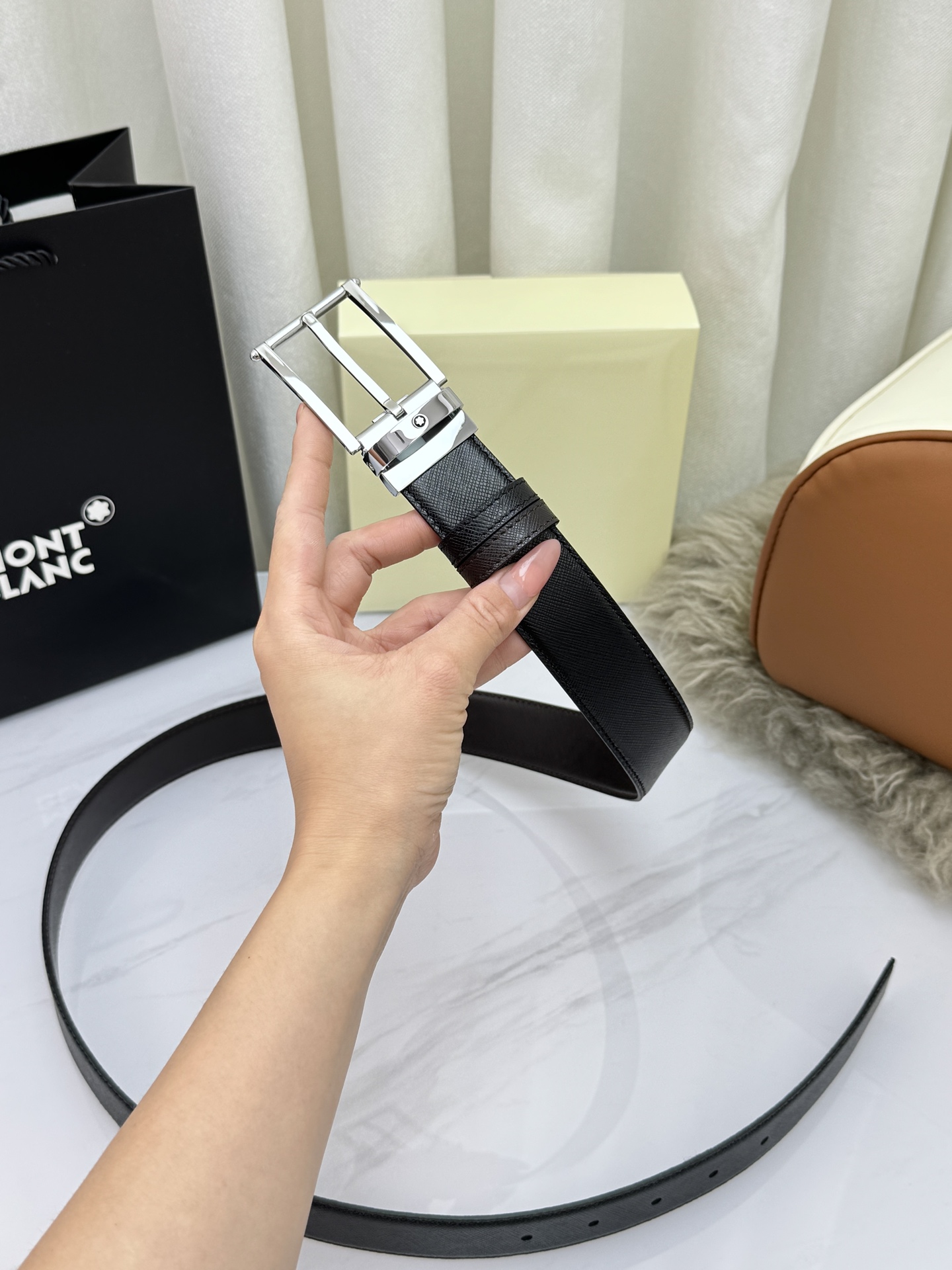 Montblanc万宝龙 宽3.5cm 采用头层牛皮 精品针式扣头 自由裁剪商务休闲皮带👉