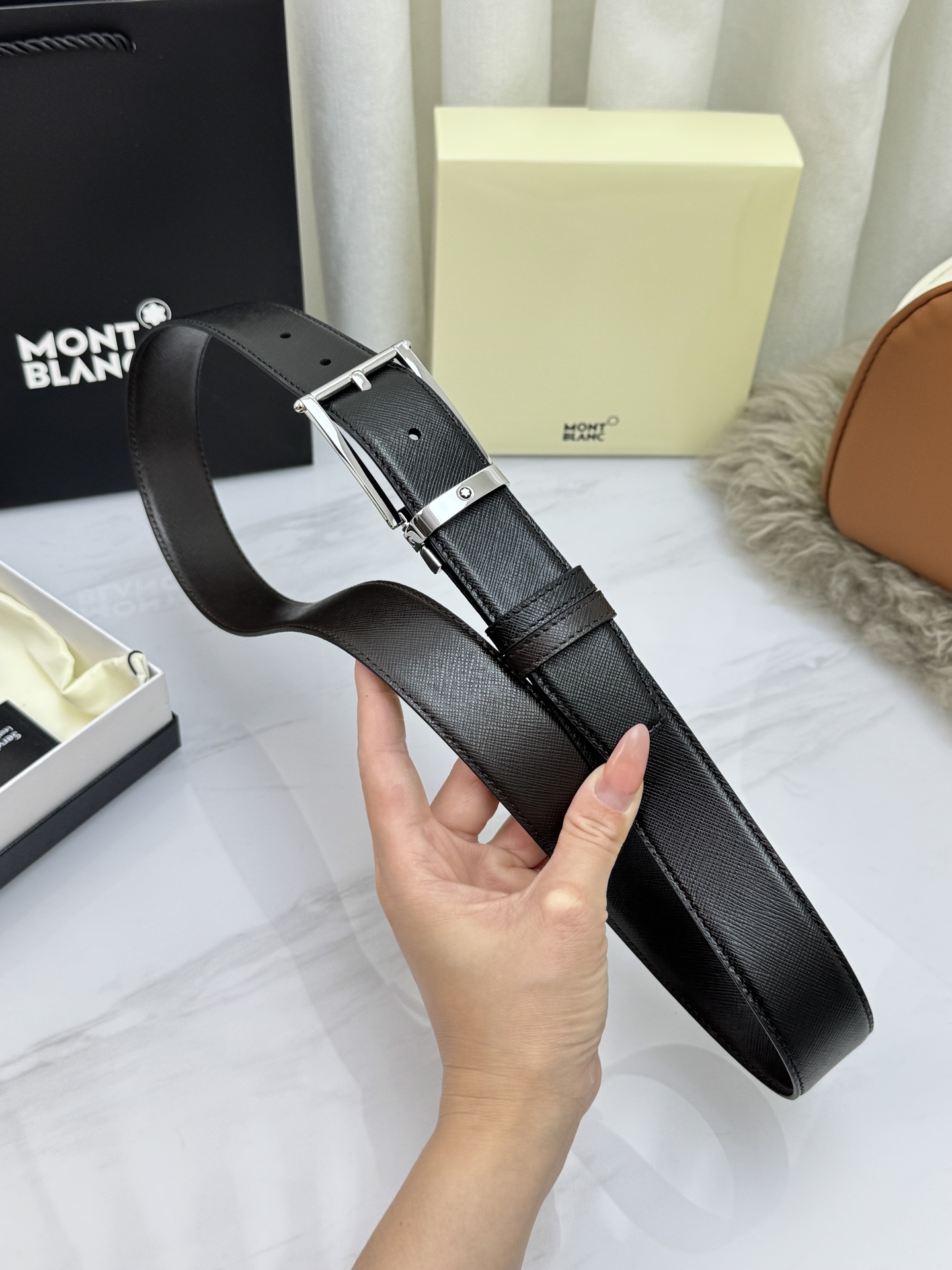 Montblanc万宝龙 宽3.5cm 采用头层牛皮 精品针式扣头 自由裁剪商务休闲皮带👉