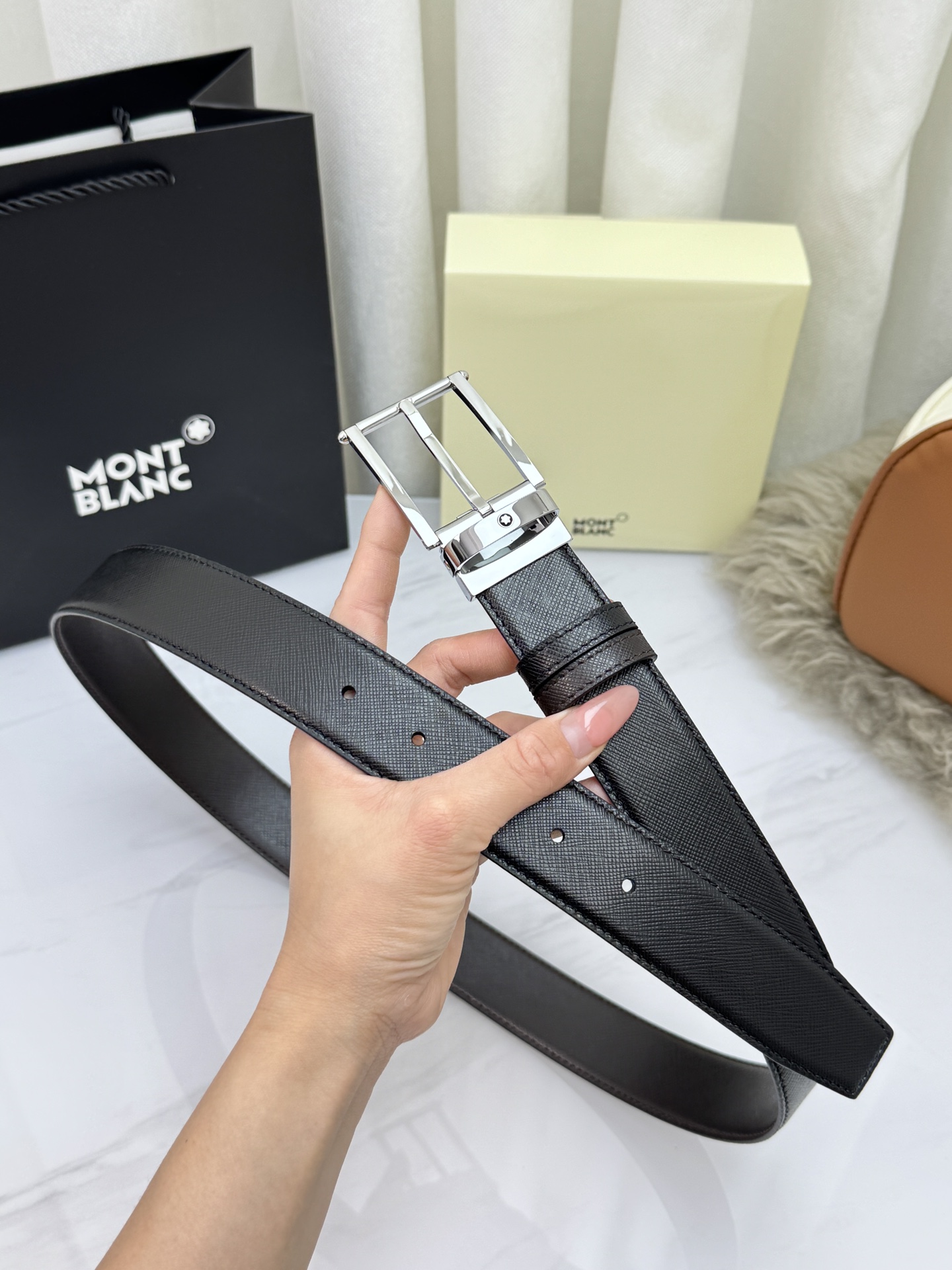 Montblanc万宝龙 宽3.5cm 采用头层牛皮 精品针式扣头 自由裁剪商务休闲皮带👉
