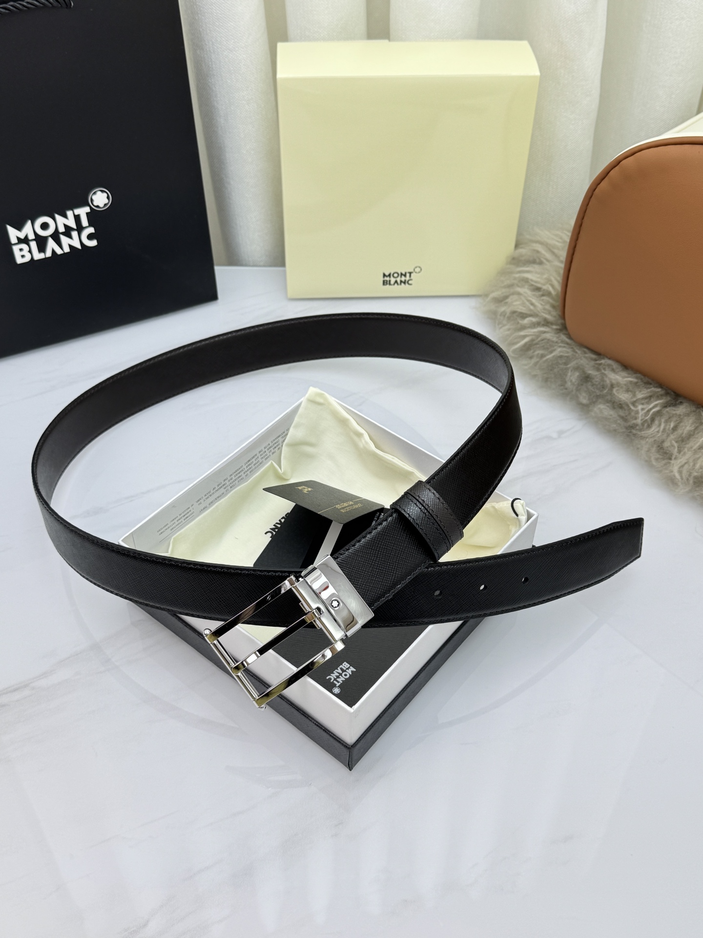 Montblanc万宝龙 宽3.5cm 采用头层牛皮 精品针式扣头 自由裁剪商务休闲皮带👉