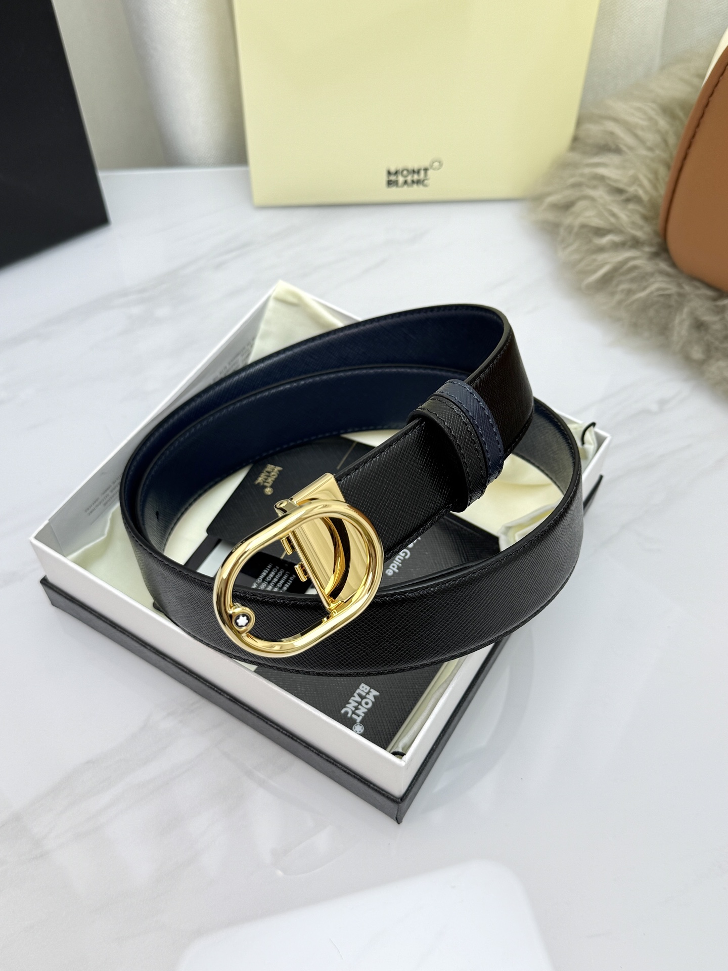 Montblanc万宝龙 宽3.5cm 采用头层牛皮 精品针式扣头 自由裁剪商务休闲皮带👉