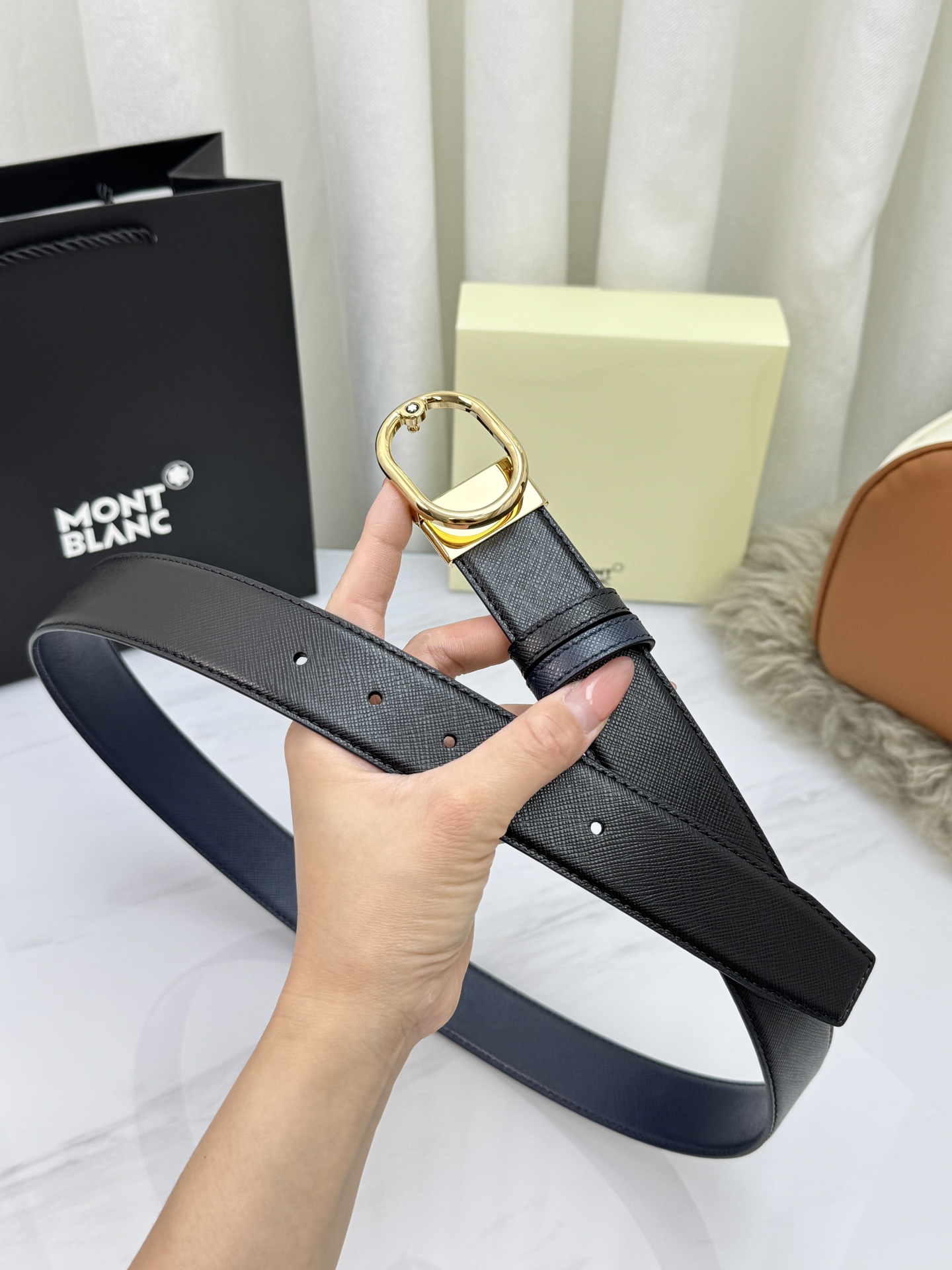 Montblanc万宝龙 宽3.5cm 采用头层牛皮 精品针式扣头 自由裁剪商务休闲皮带👉