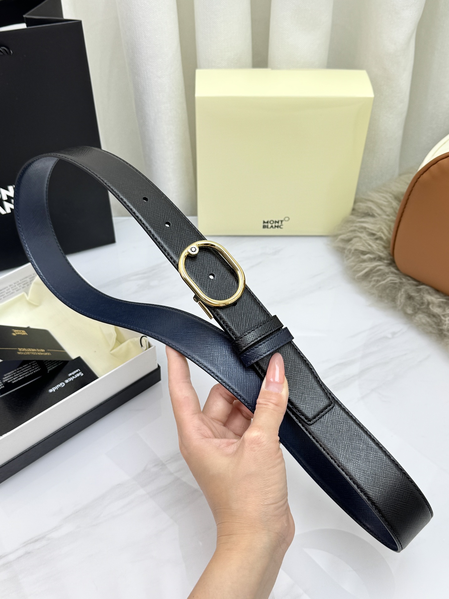 Montblanc万宝龙 宽3.5cm 采用头层牛皮 精品针式扣头 自由裁剪商务休闲皮带👉